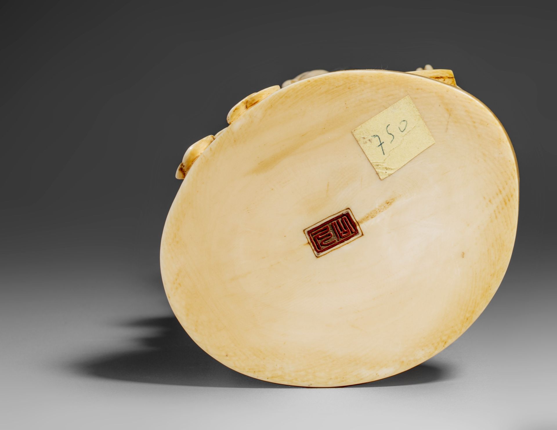 A Japanese ivory okimono, Meiji/Taîsho period, H 16,4 cm, 638 g (+) - Bild 6 aus 7