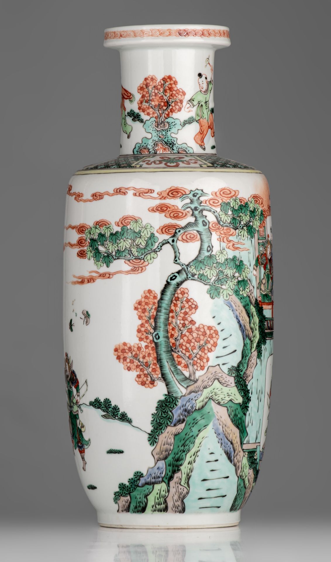 A Chinese famille verte 'Romance of the Three Kingdoms' rouleau vase, late Qing/20thC, H 45,5 cm - Bild 5 aus 7