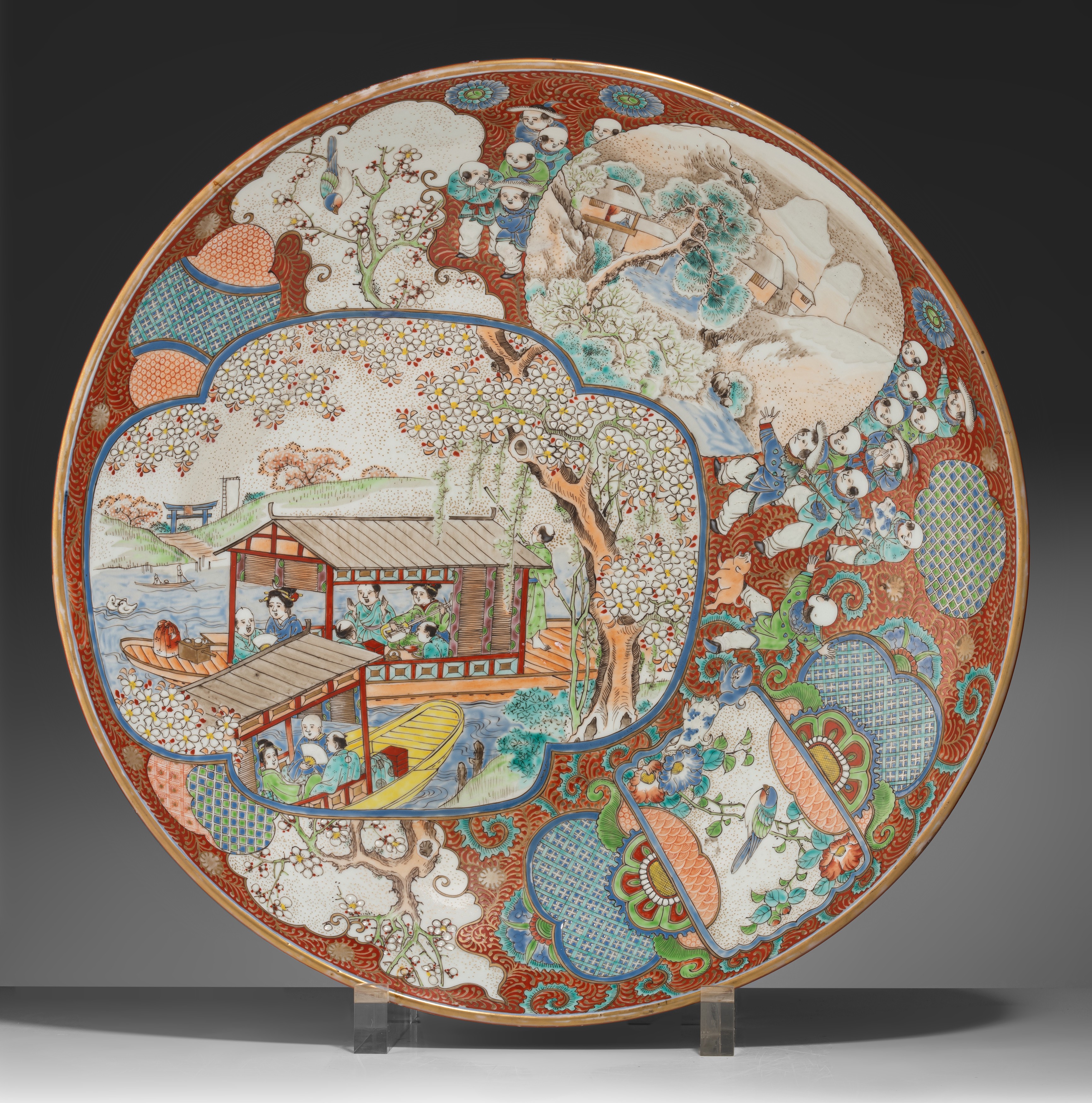 An imposing Japanese Imari 'River cruise' charger, late Meiji period, ø 56,7 cm - Image 2 of 3