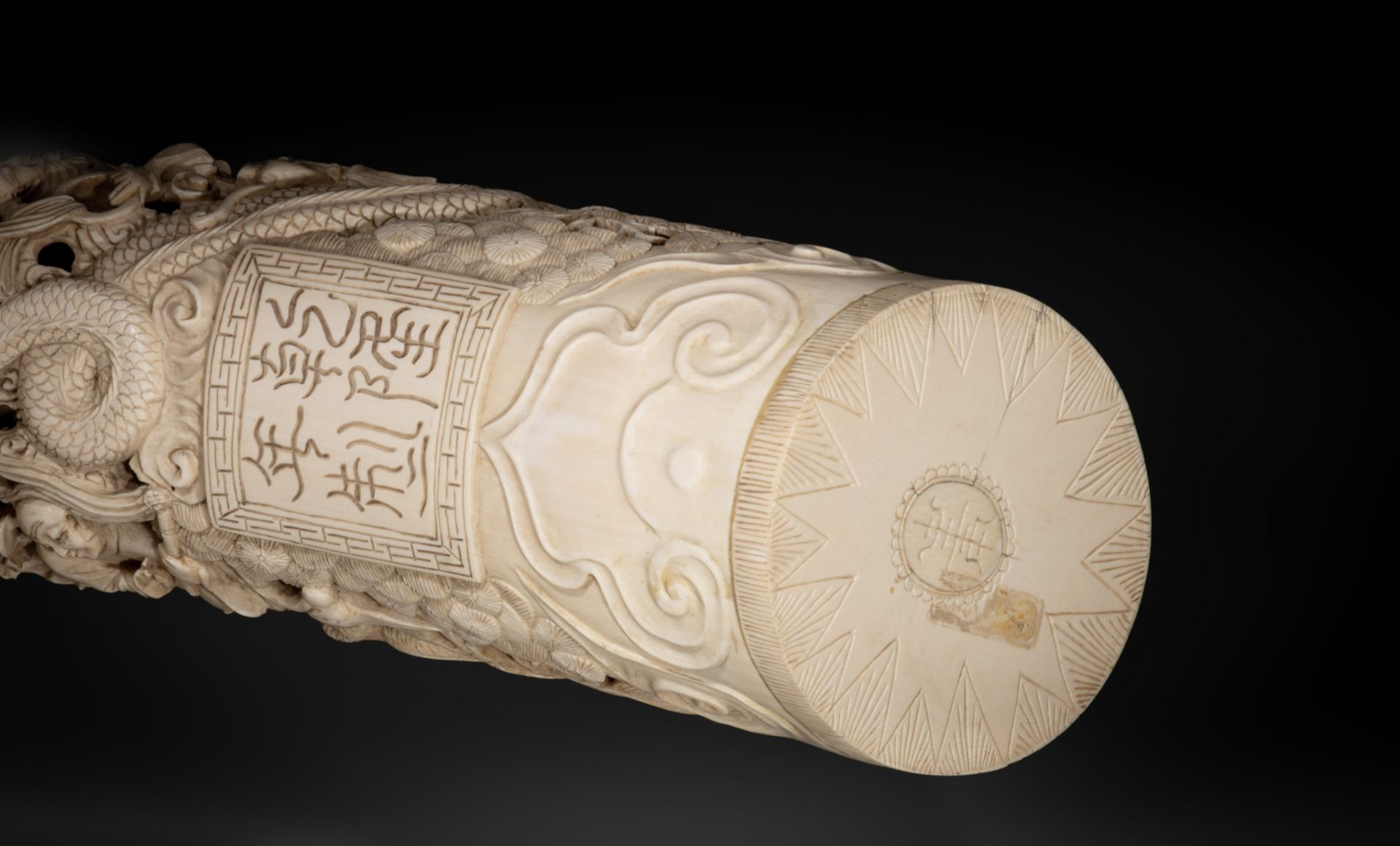 A Chinese sculpted tusk, 1,30 m (outer arch), 1,13 m (inner arch), circumference 39 cm, 5700 g (+) - Image 5 of 15
