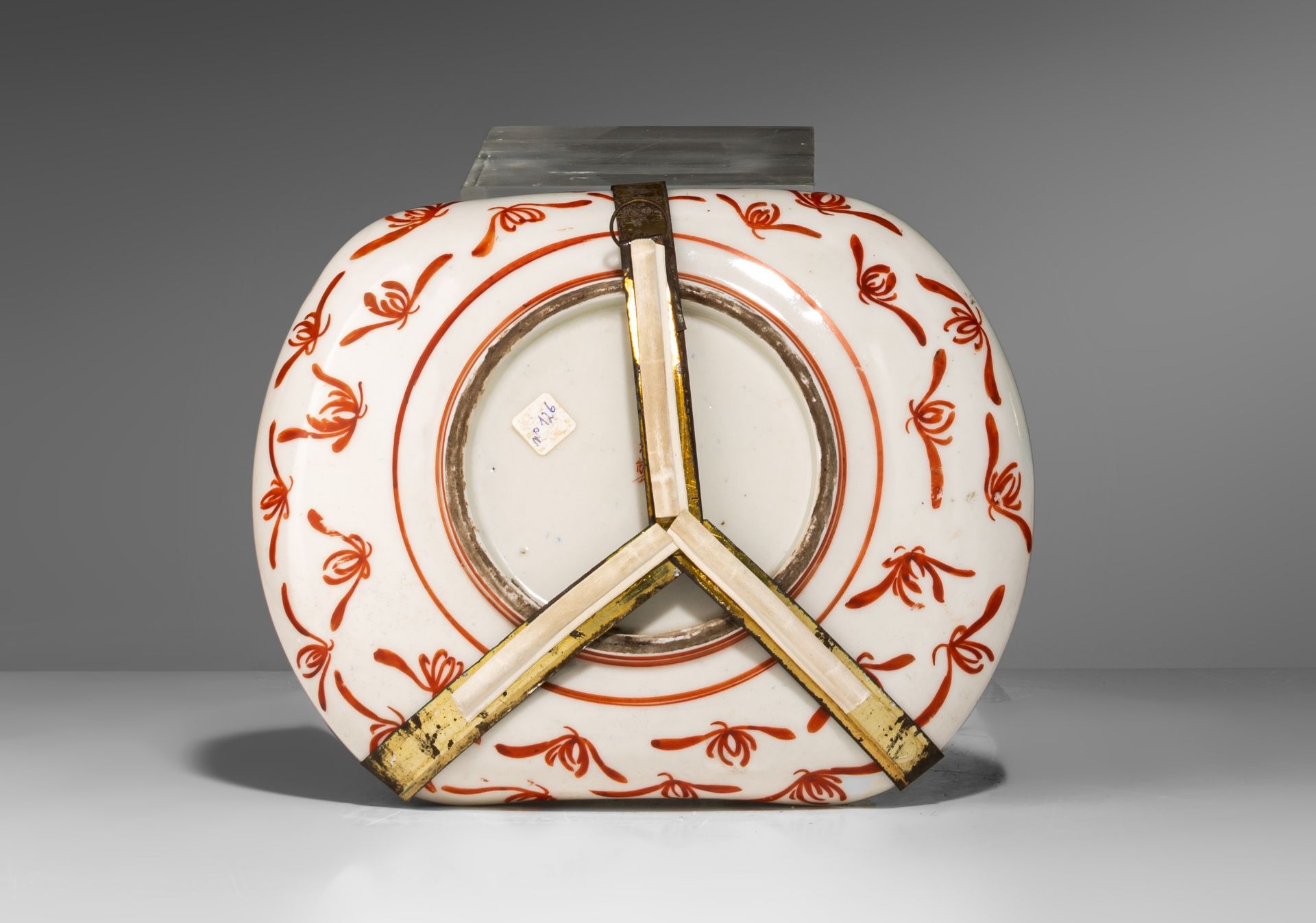 A Japanese Imari charger and a 'Rolled' plate, late 19thC, ø 47,5 (charger) - 22,5 x 18 cm (plate) - Image 5 of 5