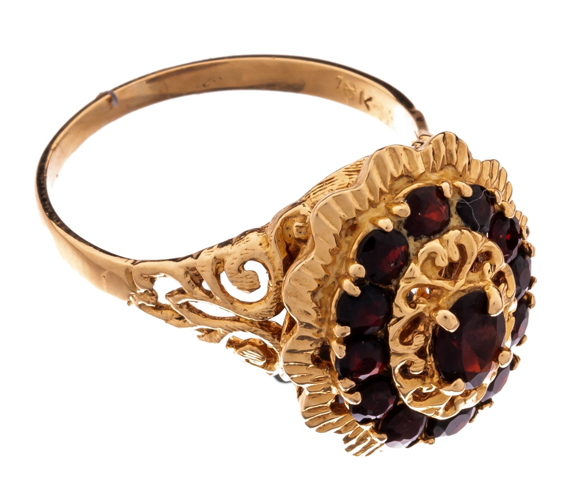 A ring in 18ct yellow gold, set with a central garnet and 12 smaller garnets, 6,2 g (all-in)