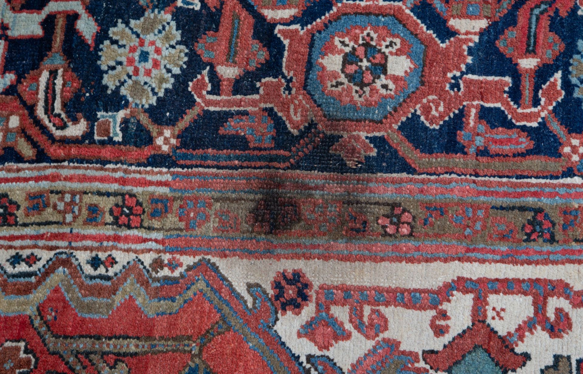 An Oriental woollen rug decorated with geometrical motifs, 280 x 388,5 cm - Image 4 of 6