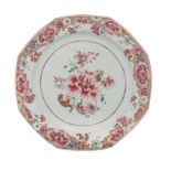 A Chinese famille rose floral decorated octagonal export porcelain charger, Yongzheng period, ø 22,5