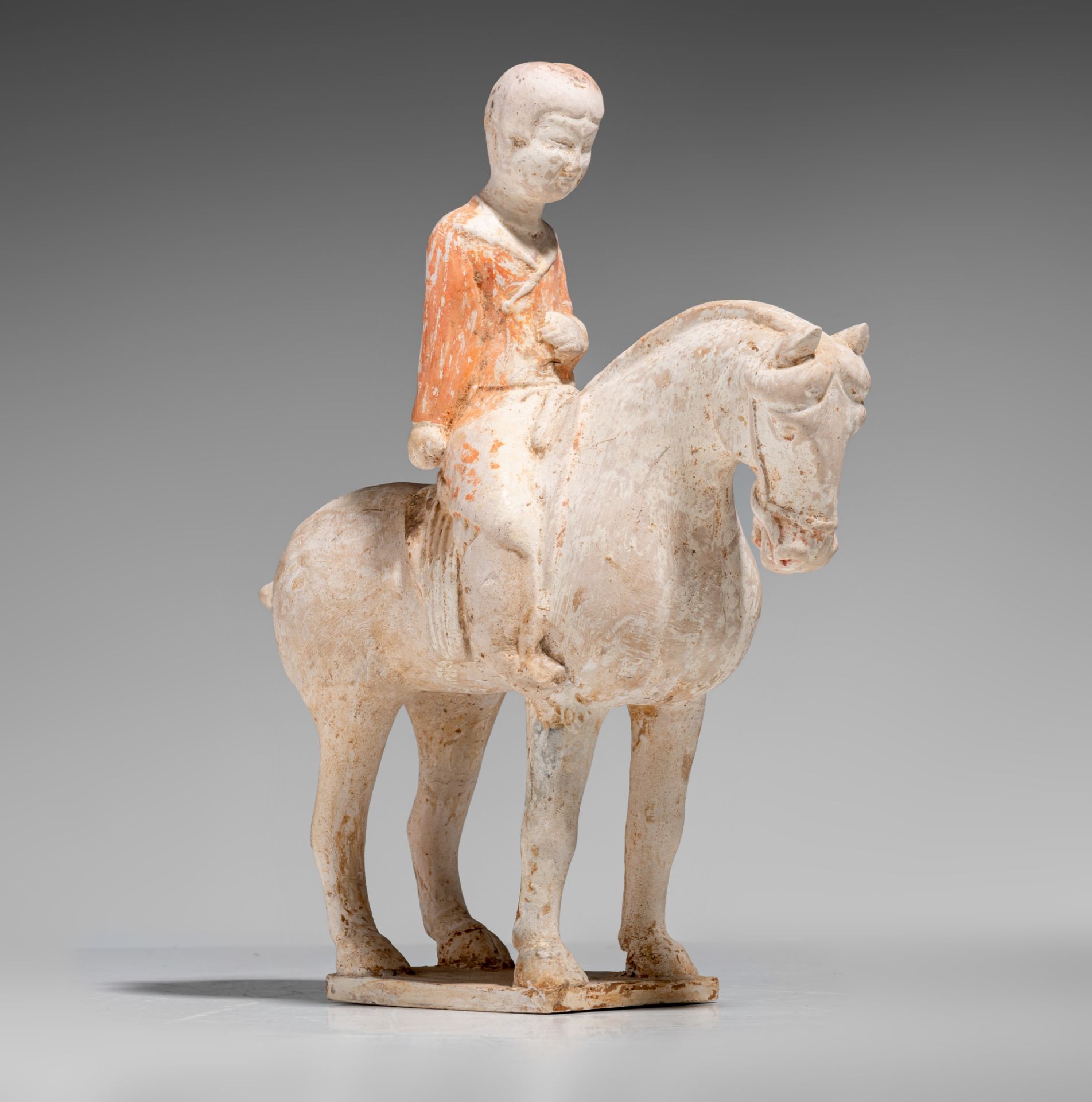 A Chinese painted pottery figure of a horse and a rider, Tang dynasty, L 25,8 - H 28,5 cm - Bild 3 aus 13