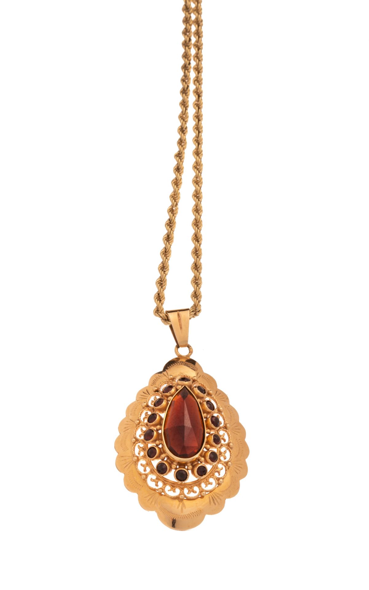 A braided 18ct yellow gold necklace, the pendant set with garnets, 19,7 g