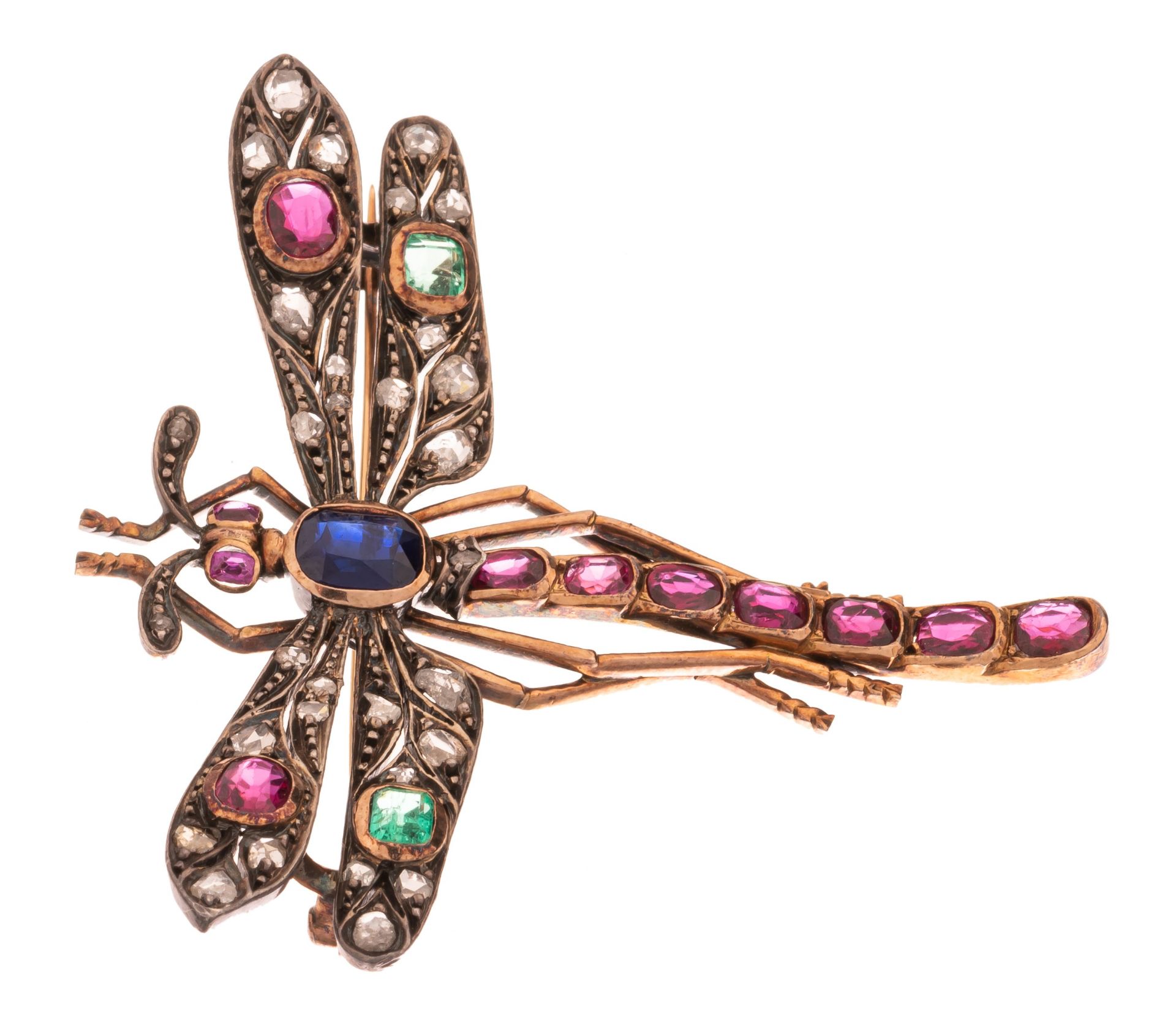 A dragonfly-shaped brooch in 18ct yellow gold, set with emeralds, rubies and sapphires, H 5,1 cm - 1 - Image 3 of 3