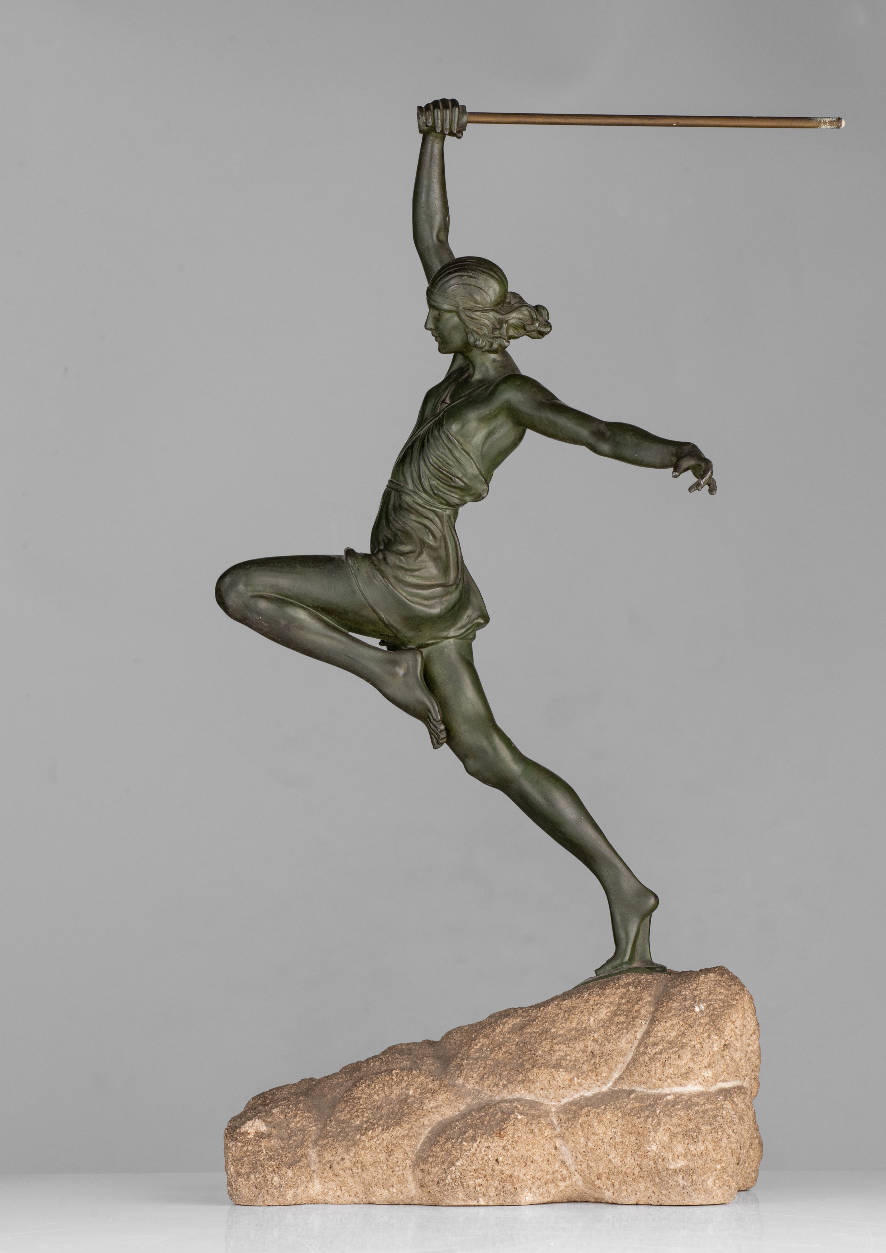 An Art Deco patinated spelter woman with a javelin by Pierre le Faguays (1892-1962), ca. 1930, H 60 - Image 7 of 9