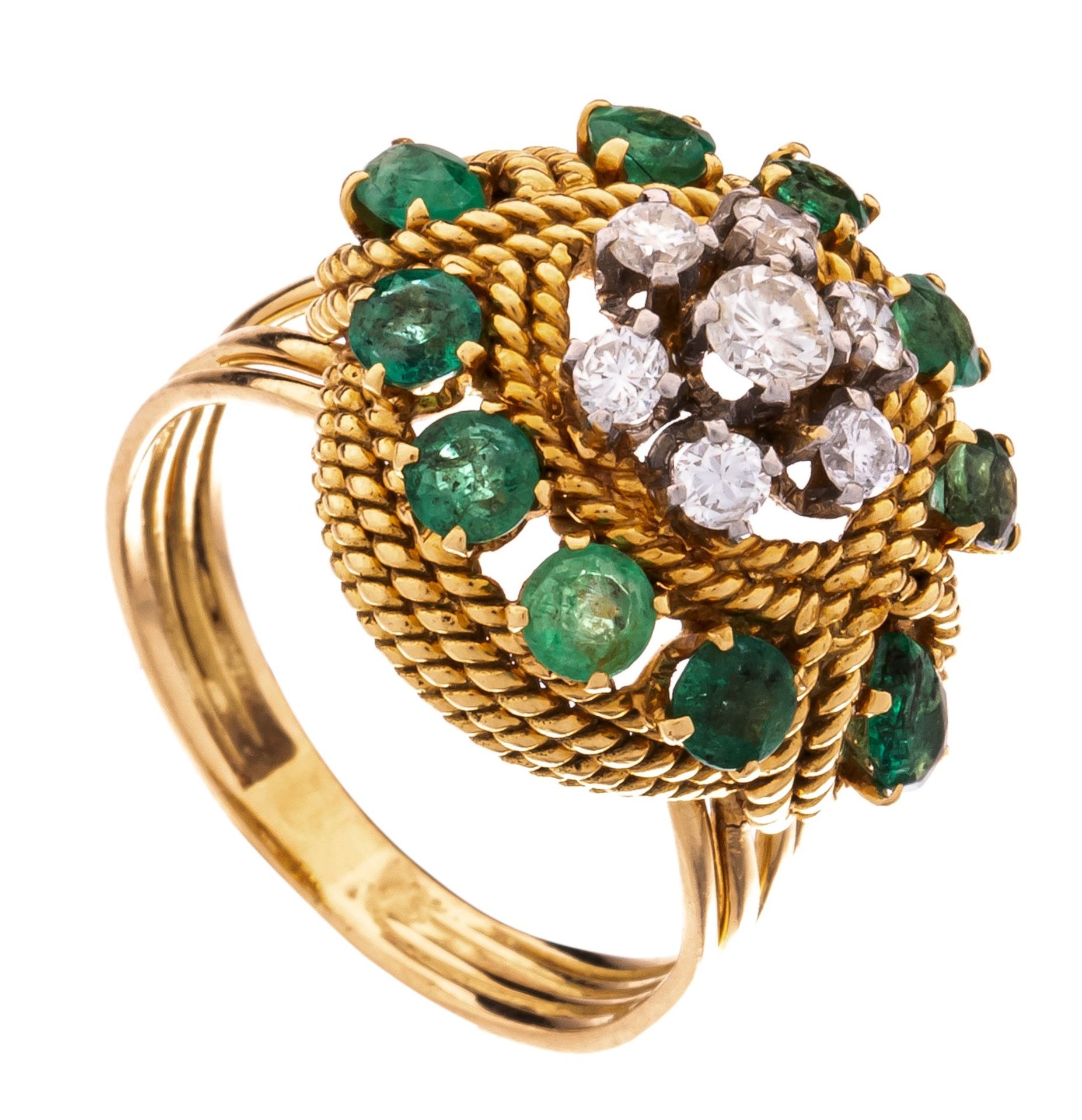 A ring in 18ct yellow braided gold, set with brilliant-cut diamonds and emeralds, 10,7 g