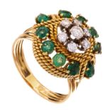 A ring in 18ct yellow braided gold, set with brilliant-cut diamonds and emeralds, 10,7 g