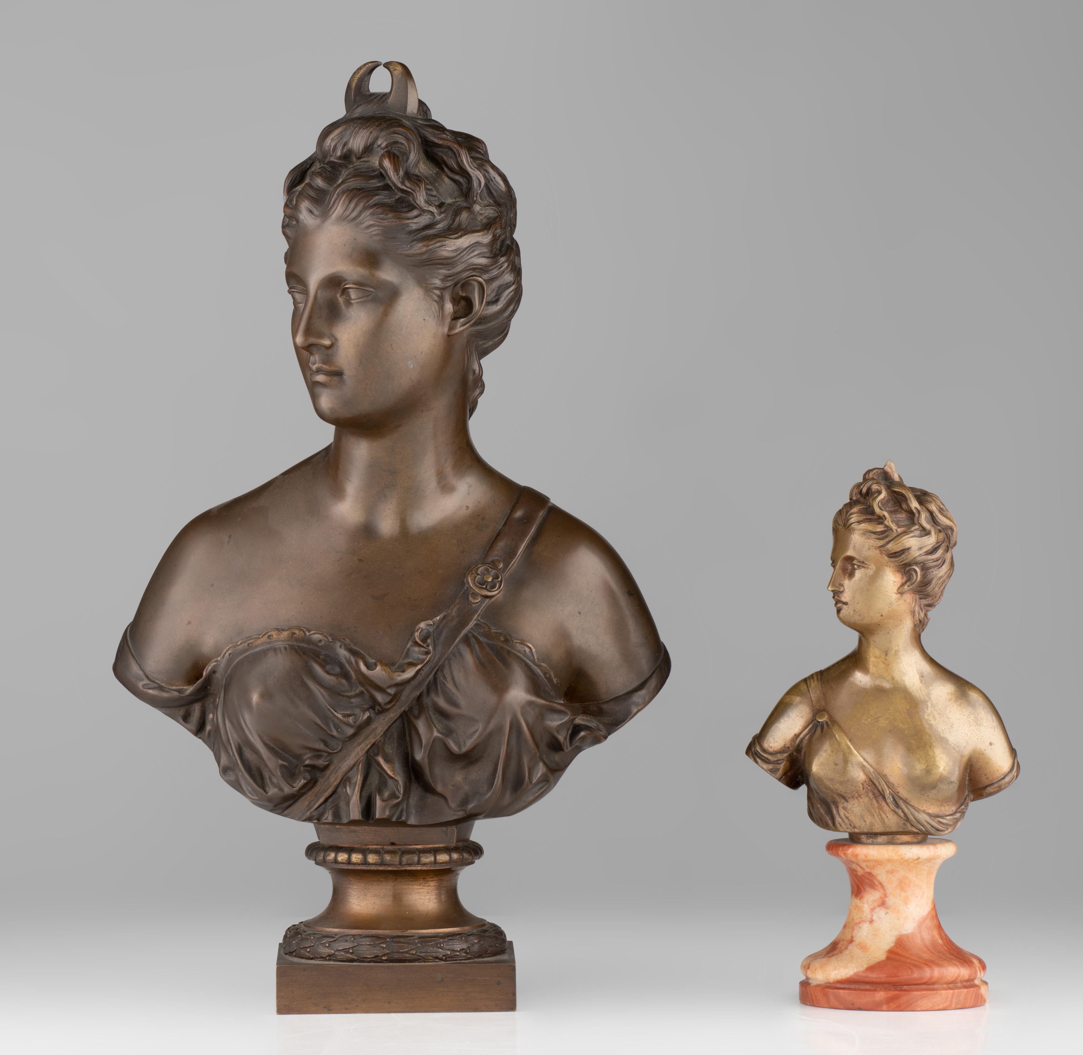 A larger and a smaller bronze bust of Diana, both after Houdon, H 27 - 47 cm - Image 2 of 7