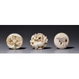 Three ivory Manju netsuke, 21g - 21g - 20g (+)