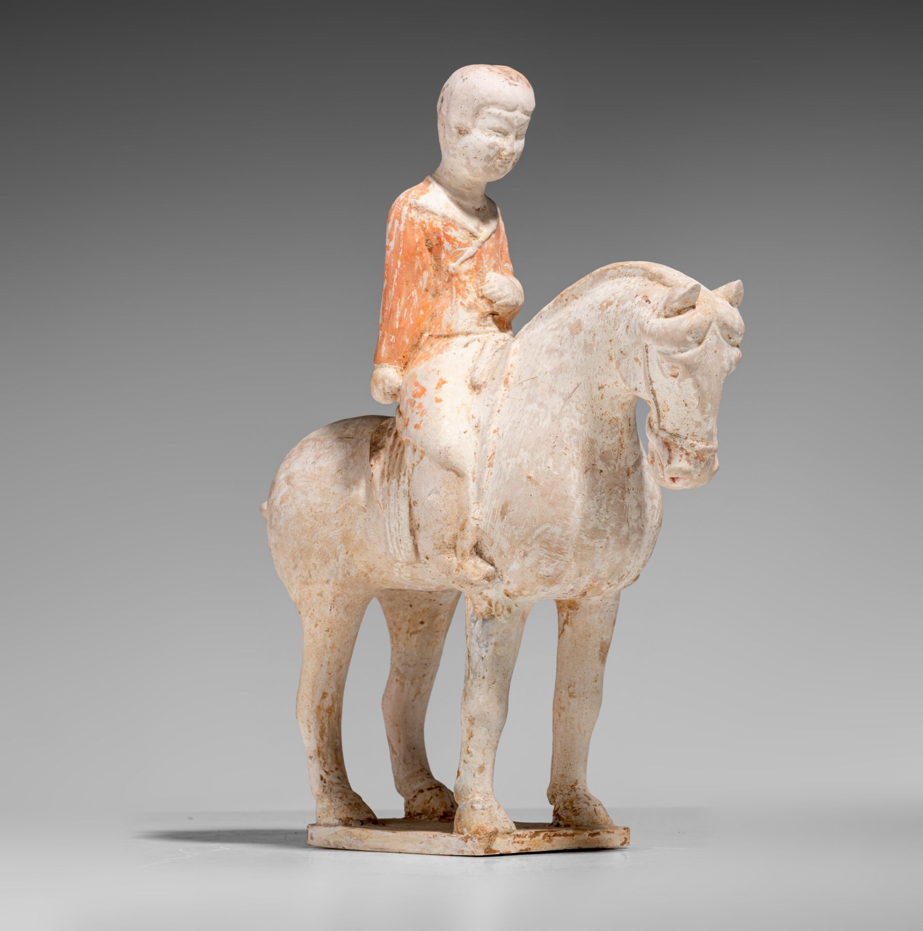 A Chinese painted pottery figure of a horse and a rider, Tang dynasty, L 25,8 - H 28,5 cm - Bild 11 aus 13