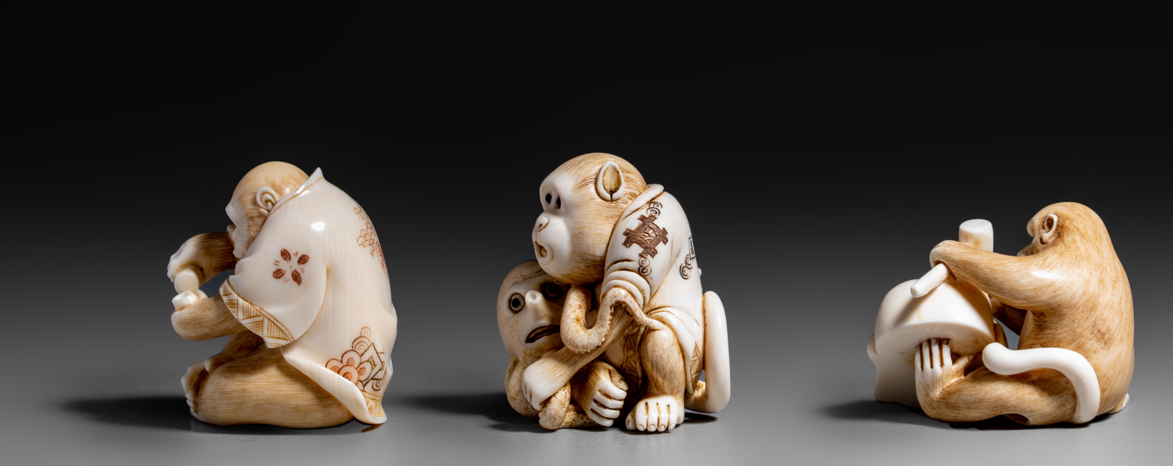 Two ivory netsukes and one okimono, 18g - 16g - 19g (+) - Image 2 of 5