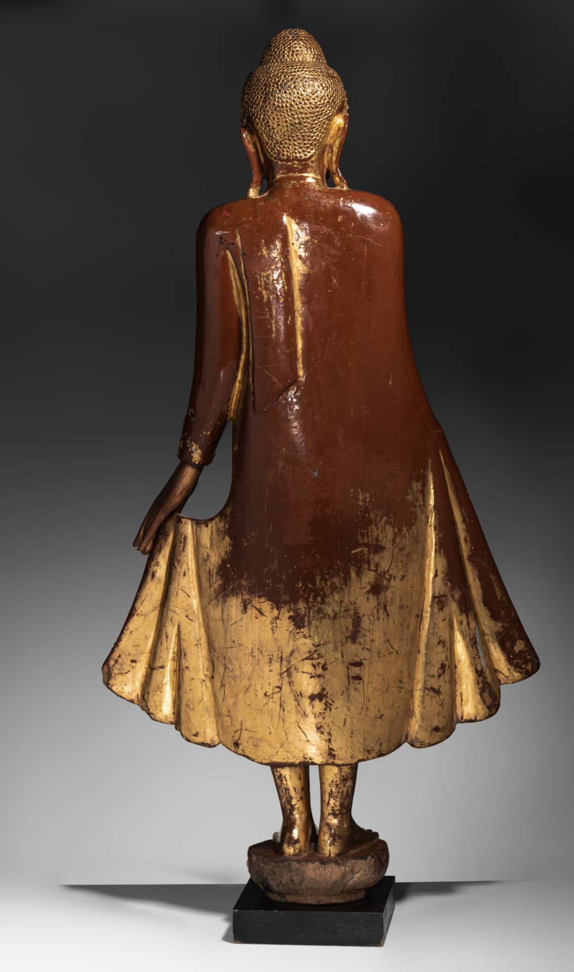 A Burmese gilt lacquered wooden figure of standing Buddha, inlaid with glass beads, 19thC, H 103,5 c - Bild 4 aus 5