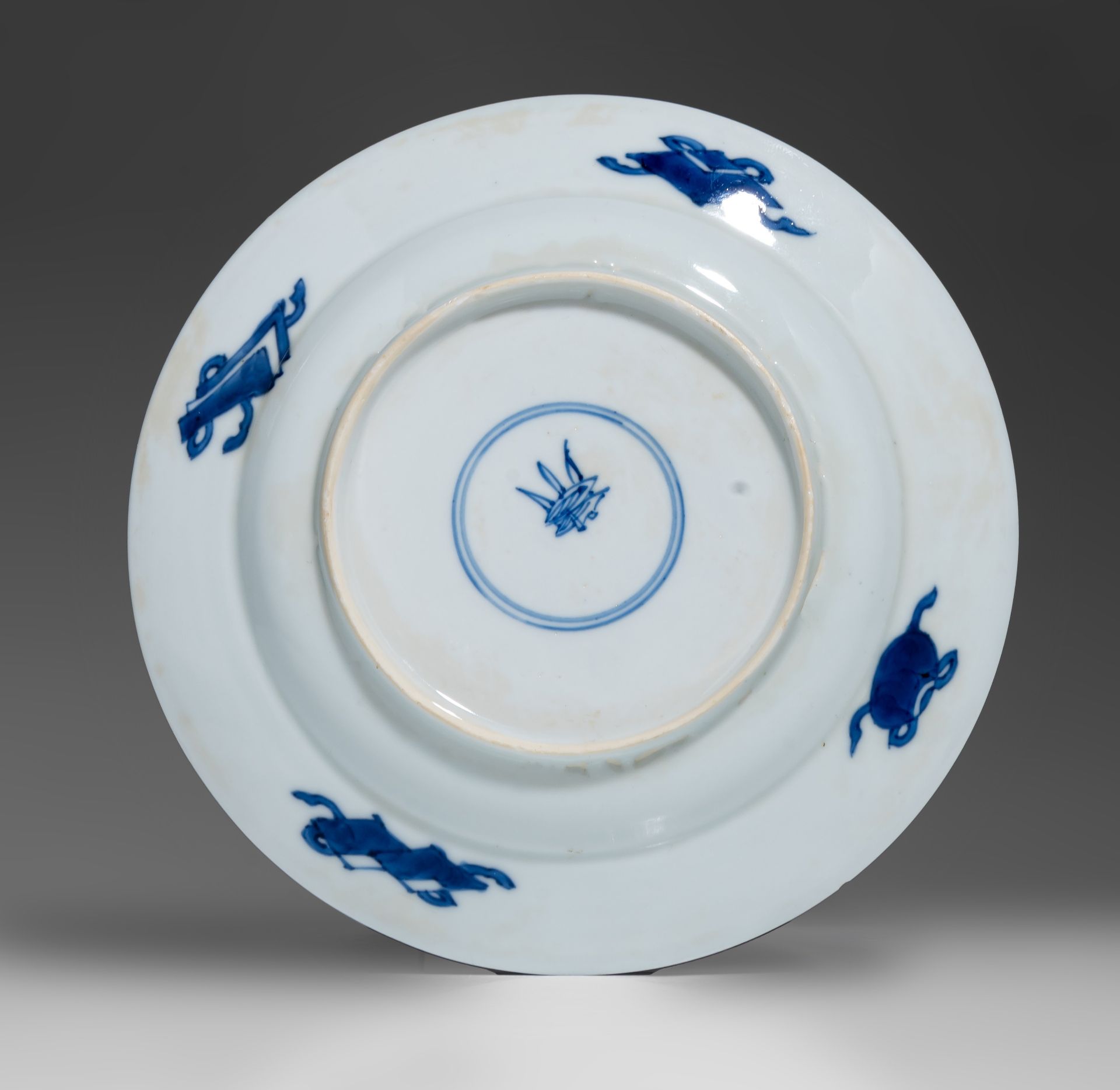 A Chinese blue and white 'Dragon' dish, Kangxi period and symbol mark, ø 16 cm - Image 3 of 3