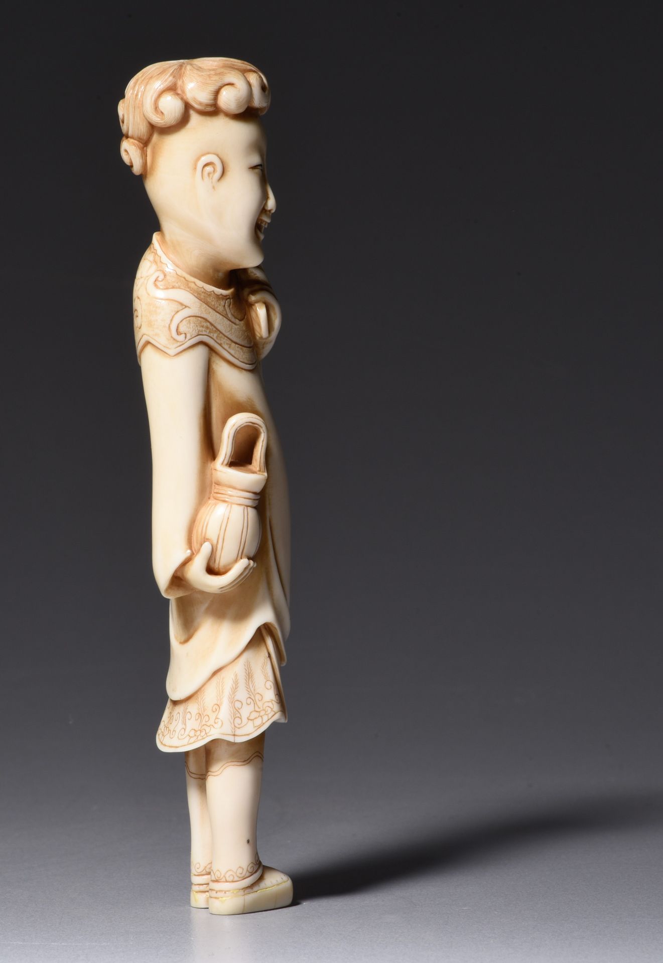A Chinese ivory figure sculpted in Ming style, 19th century, H 14,2 cm, 79 g (+) - Image 3 of 6