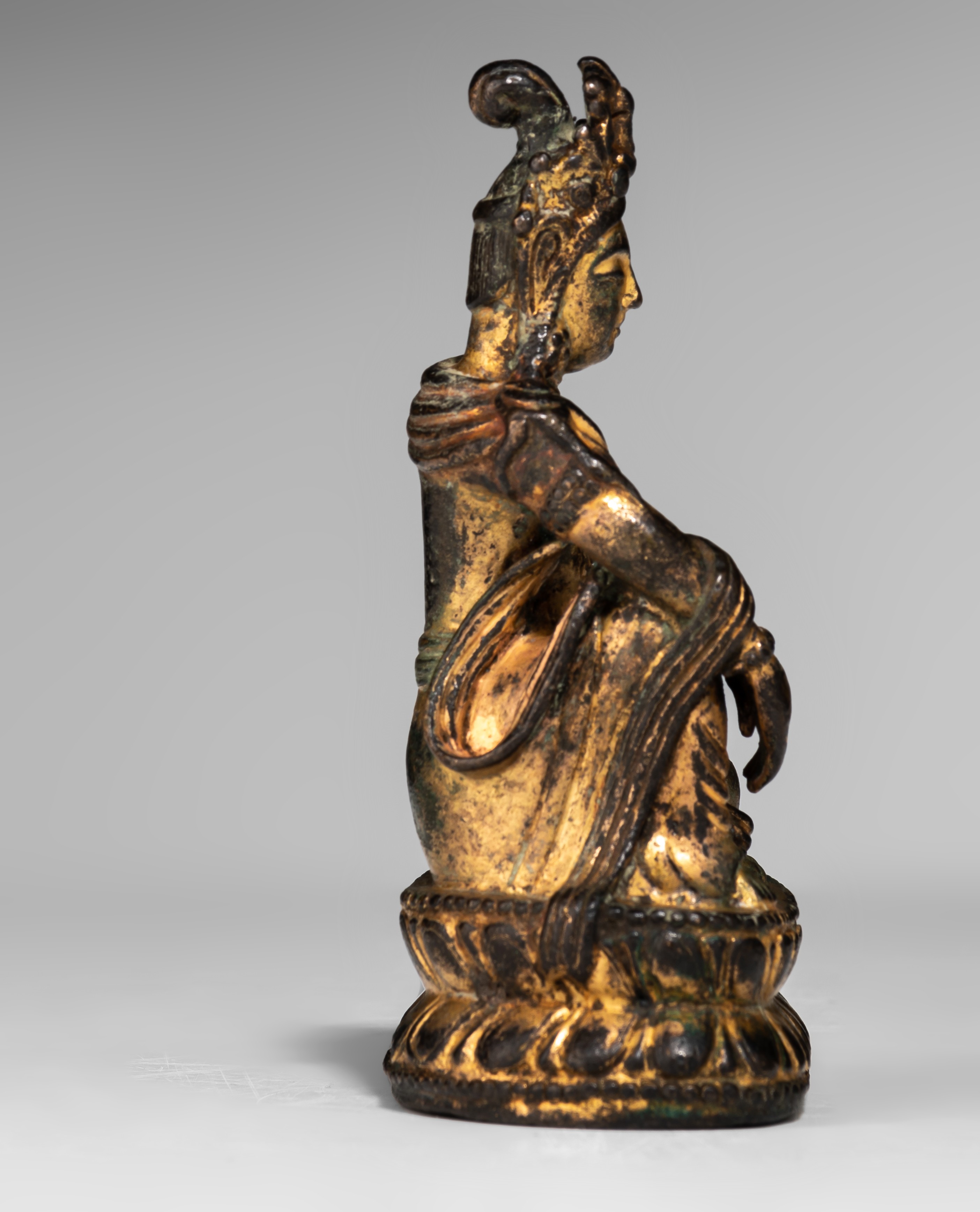 A Chinese Song style gilt-lacquered bronze figure of Bodhisattva Avalokiteshvara in Water Moon Form - Image 9 of 11