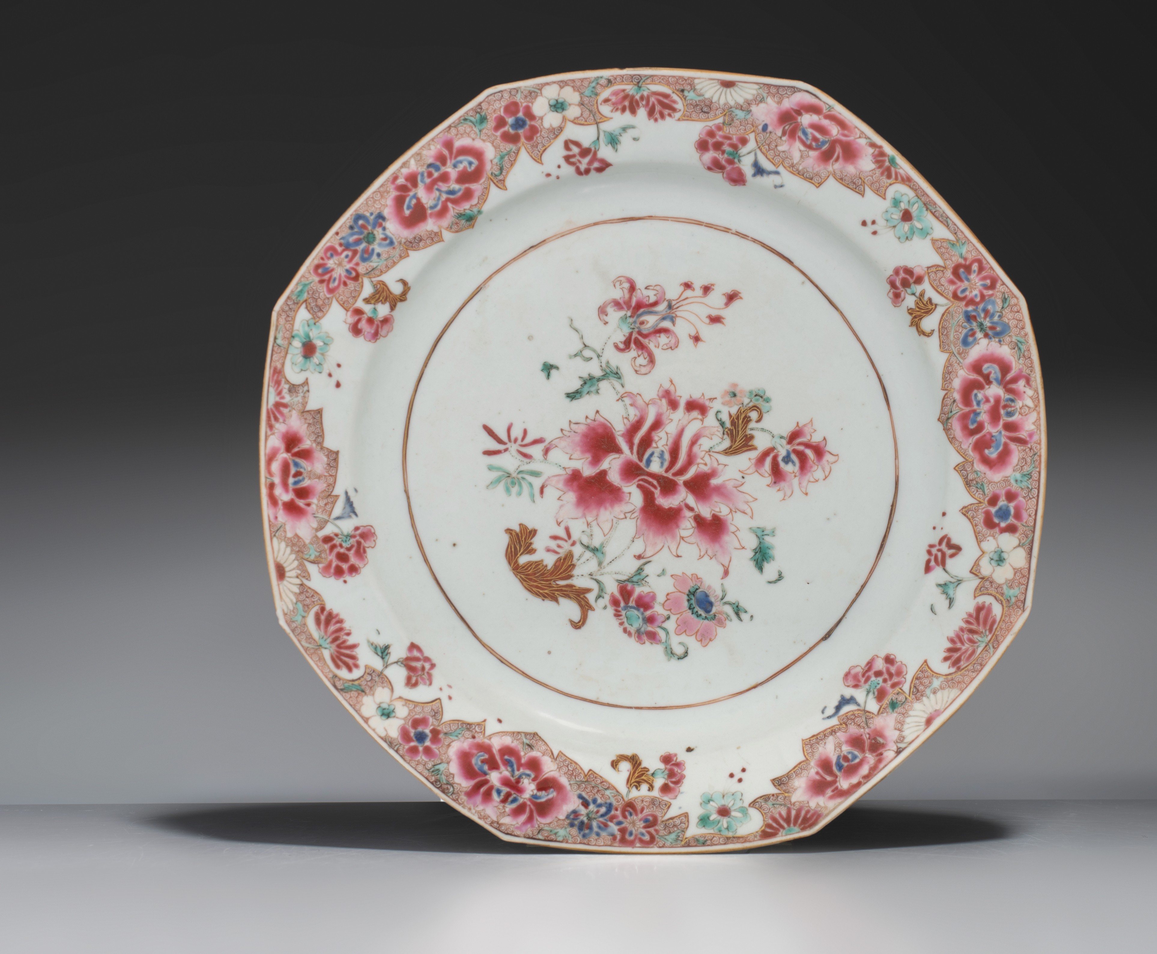 A Chinese famille rose floral decorated octagonal export porcelain charger, Yongzheng period, ø 22,5 - Image 2 of 3