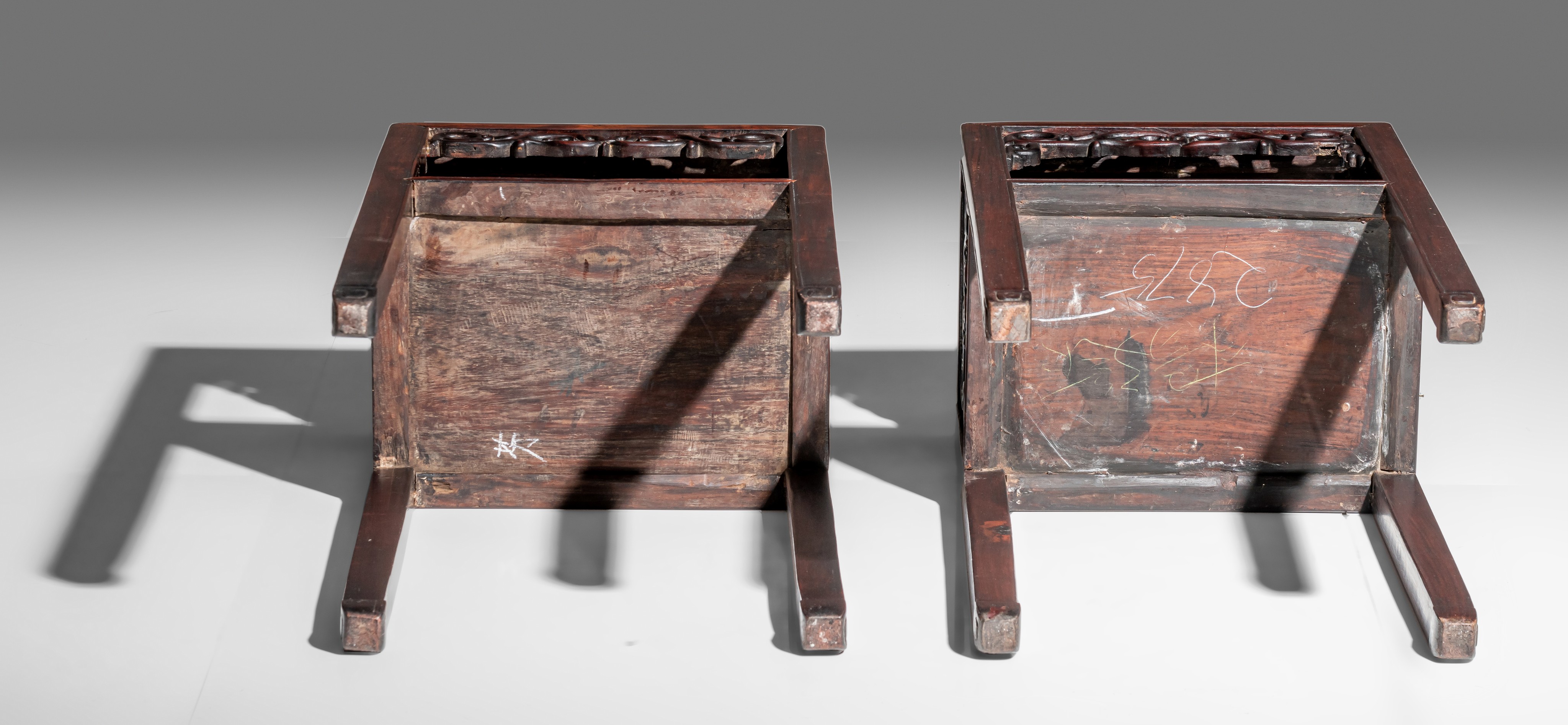 A pair of Chinese rosewood high stands, late Qing/Republic period, H 79,5 - 81 cm - Image 8 of 9