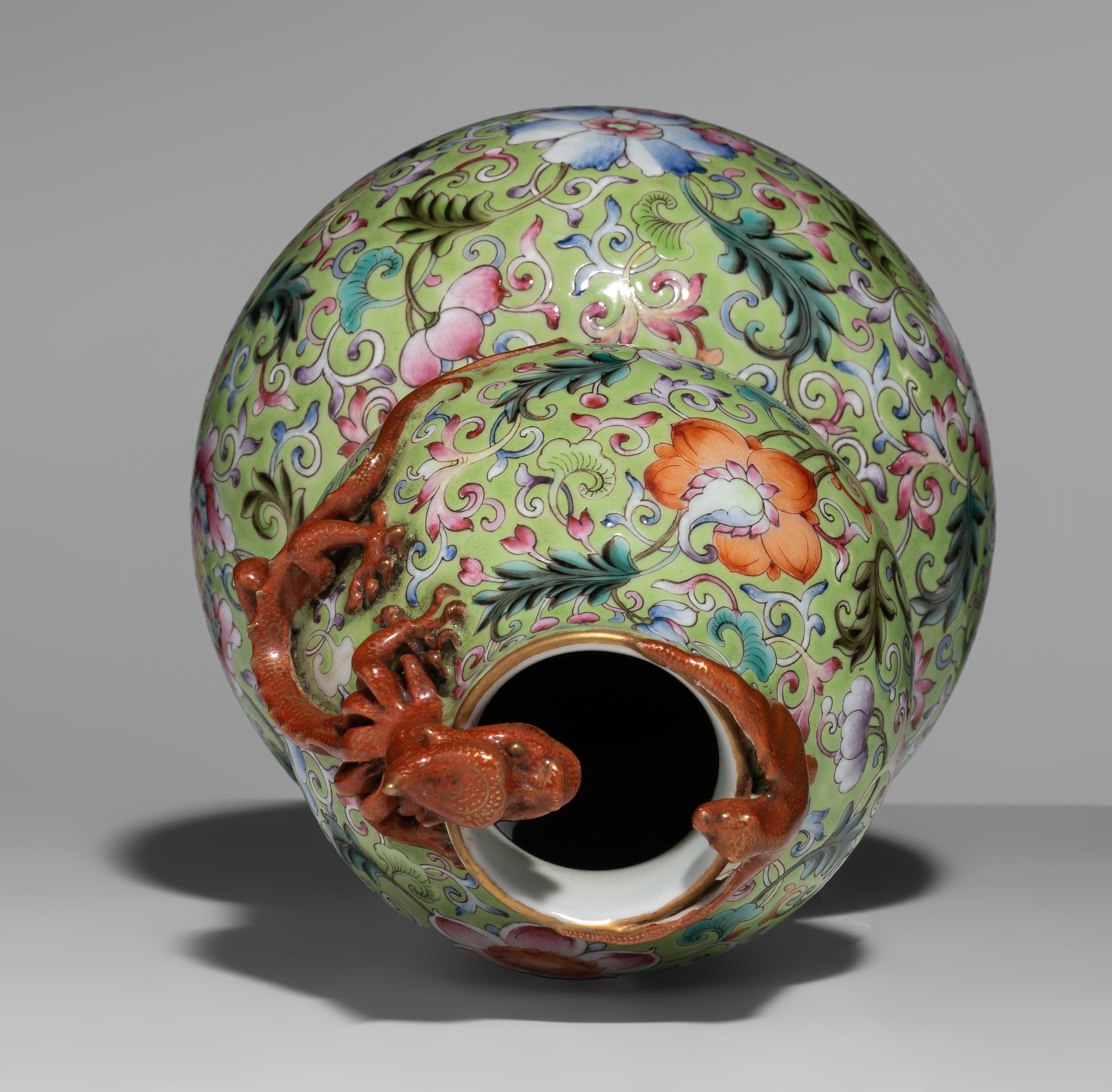 A Chinese famille rose on lime-green ground double-gourd vase, Qianlong mark, 20thC, H 23,5 cm - Image 6 of 8