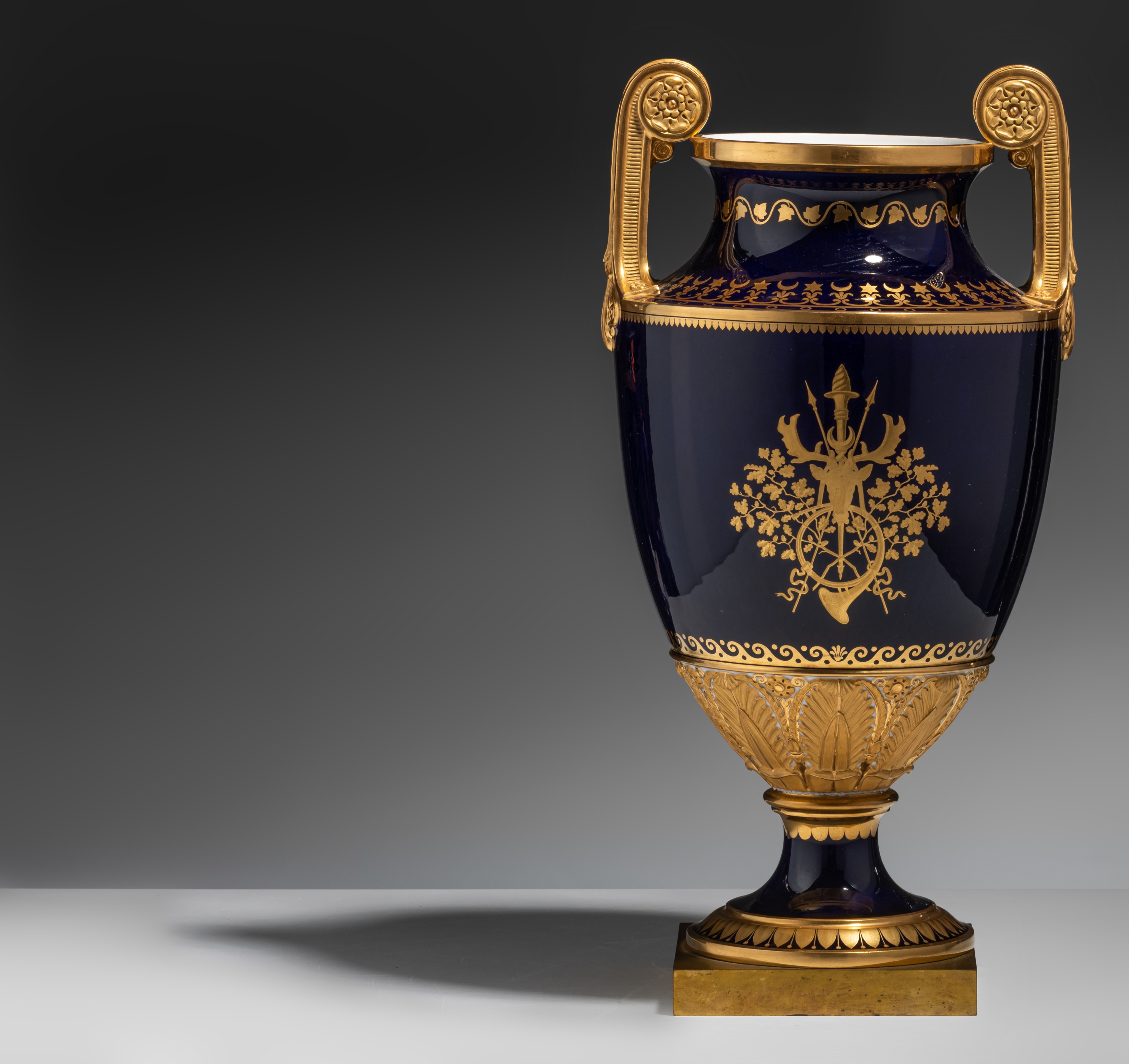 A very fine Empire Sèvres porcelain vase by Jean Charles Develly (1783-1862), 1819, H 44,5 cm - Image 4 of 7