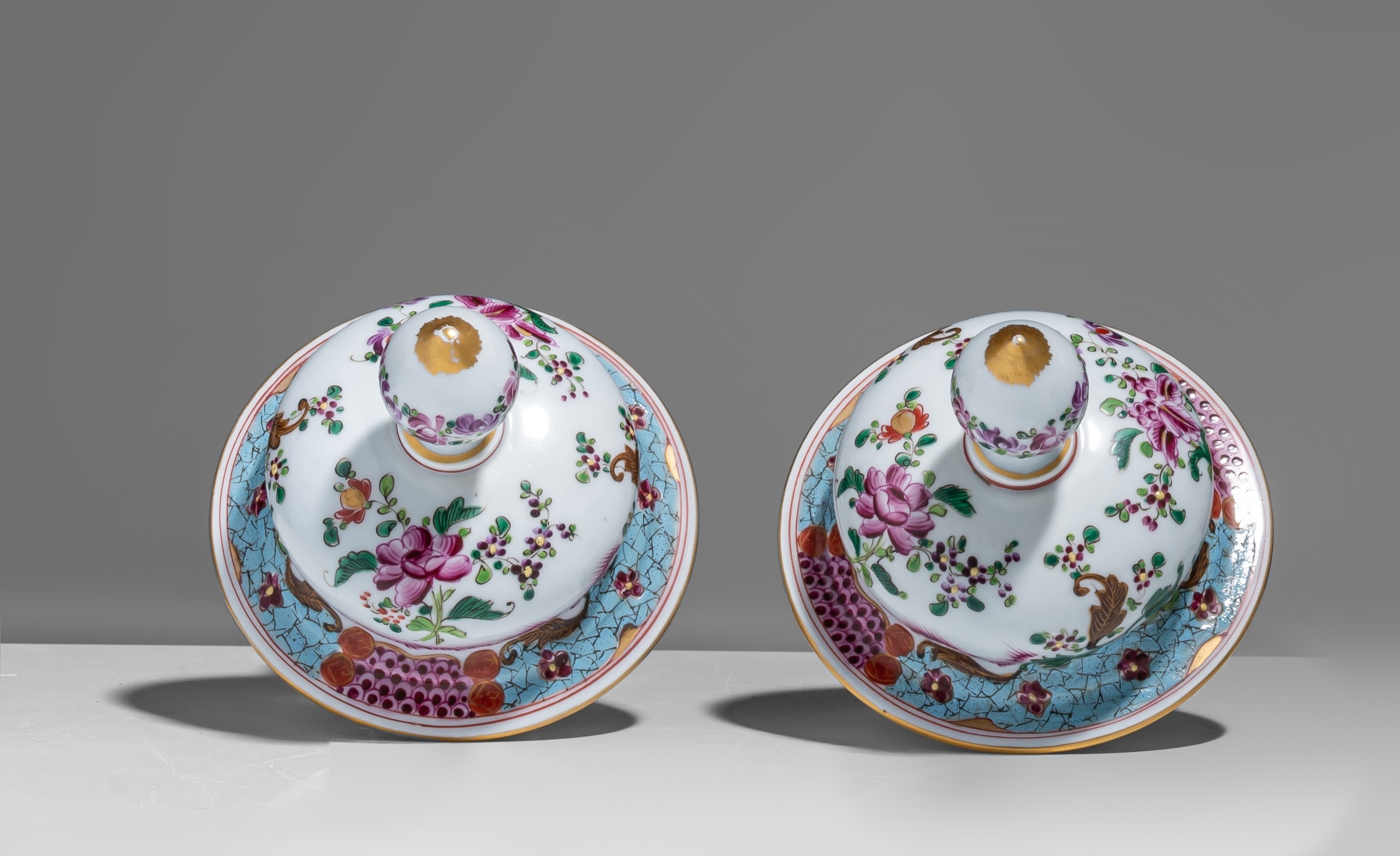 A pair of Samson armorial vases and a matching dish depicting a bird cage, H 34 - ø 23 cm - Image 9 of 15