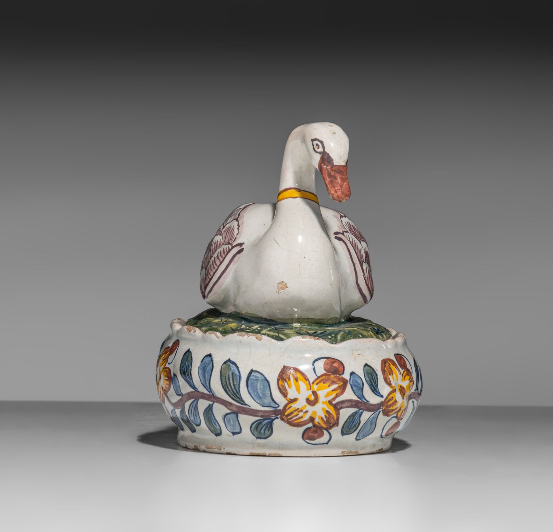 A polychrome Dutch Delft 'swan' butter tub and cover, 18thC, H 11,5 cm - Bild 8 aus 12