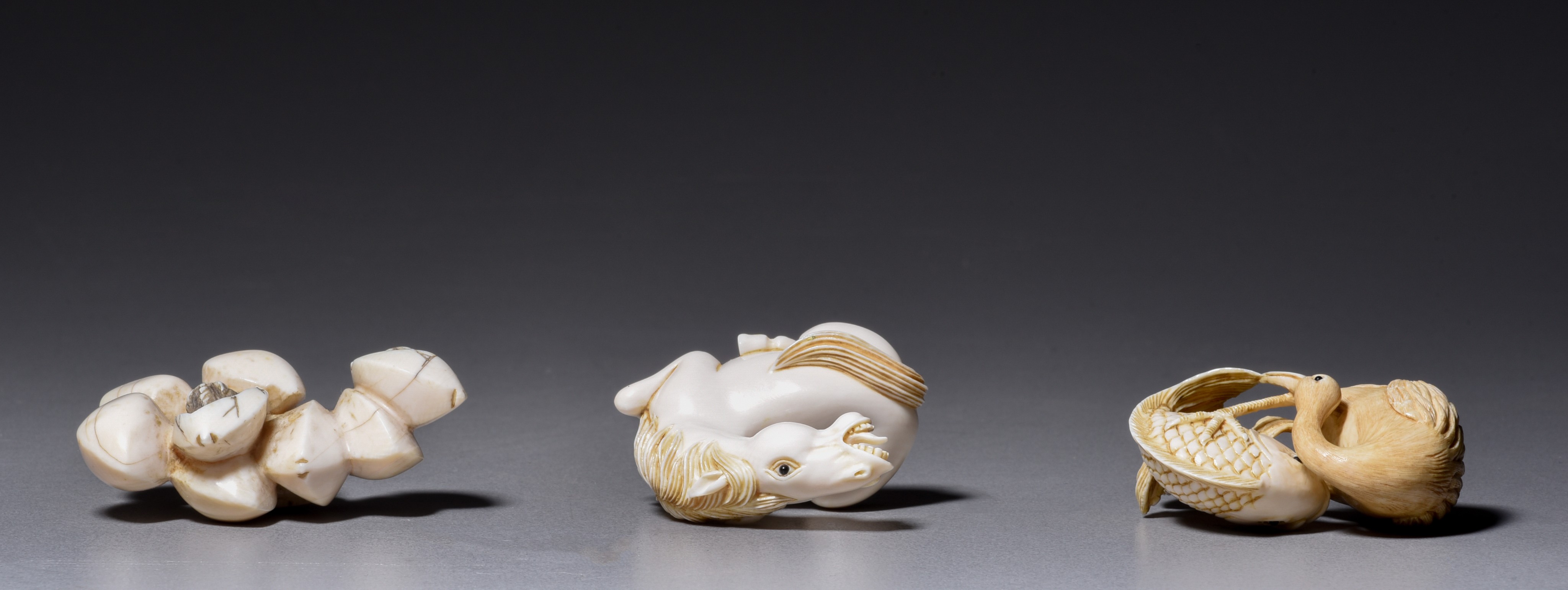 Two ivory netsuke, W 4,2 - 5,2 cm, 19 - 21 g.; one ditto okimono H 4,5 cm - 16 g (+) - Image 6 of 6