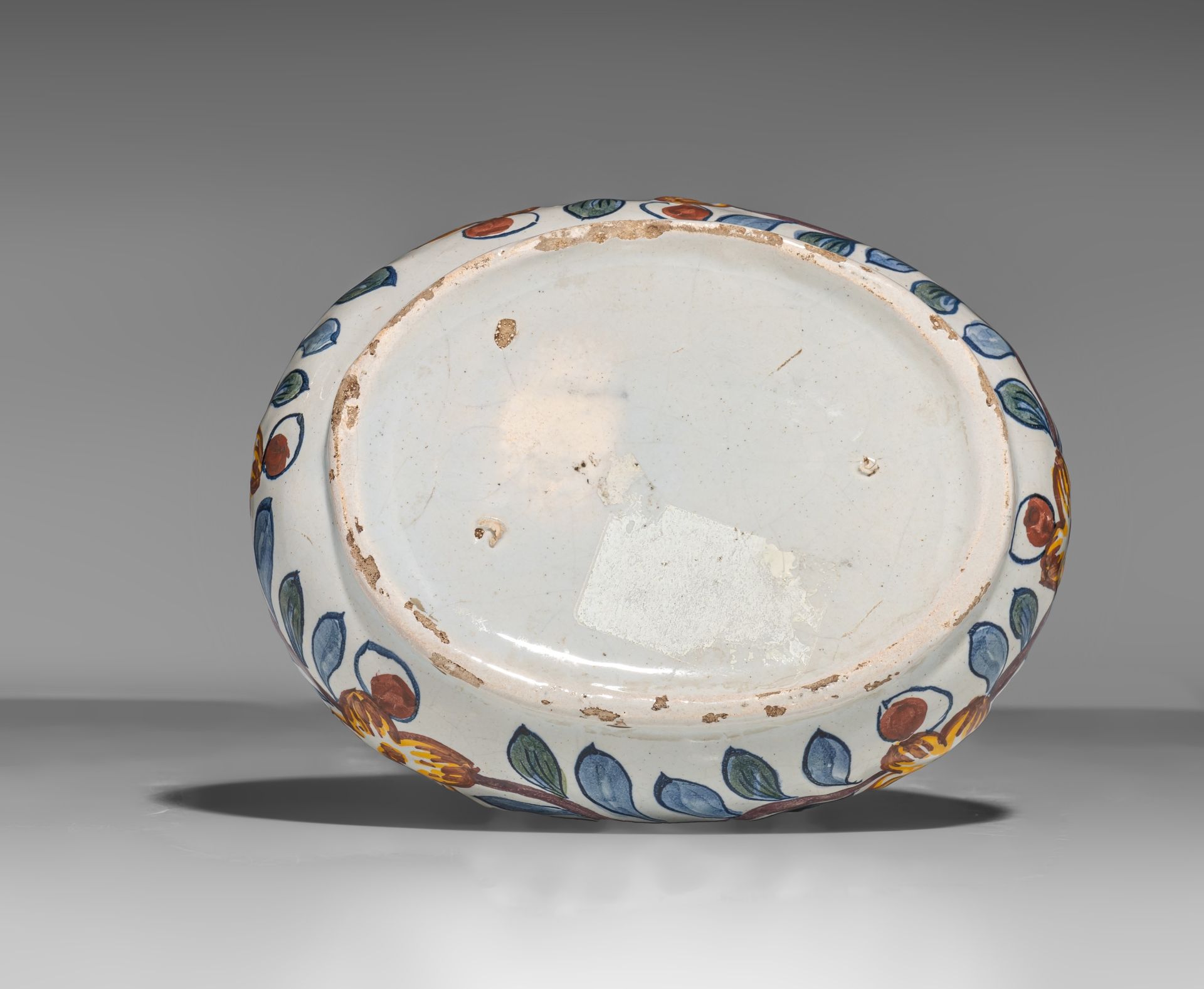A polychrome Dutch Delft 'swan' butter tub and cover, 18thC, H 11,5 cm - Bild 12 aus 12