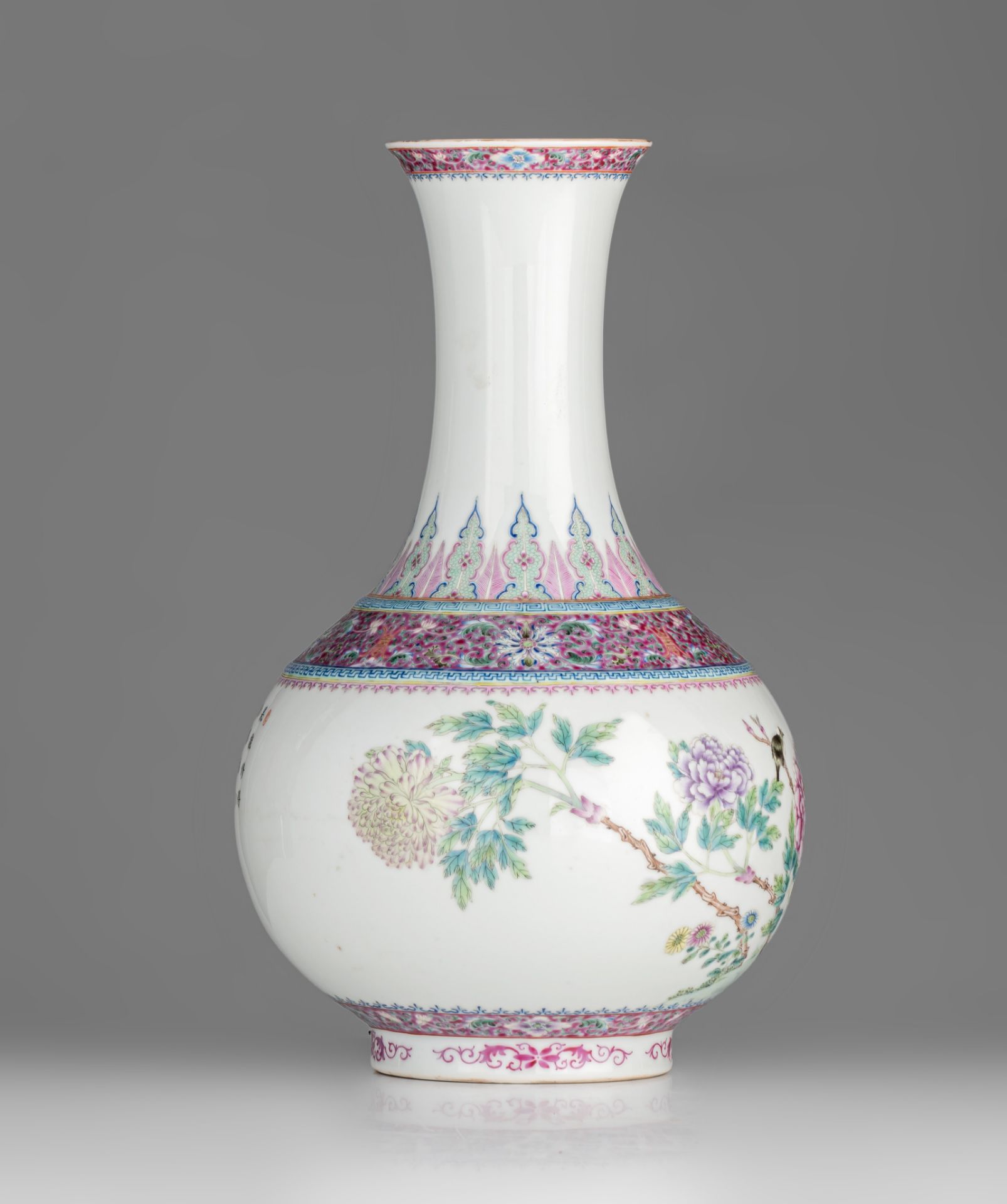 A fine Chinese famille rose 'Birds and Flowers' bottle vase, with a Qianlong mark, Republic period, - Bild 6 aus 9