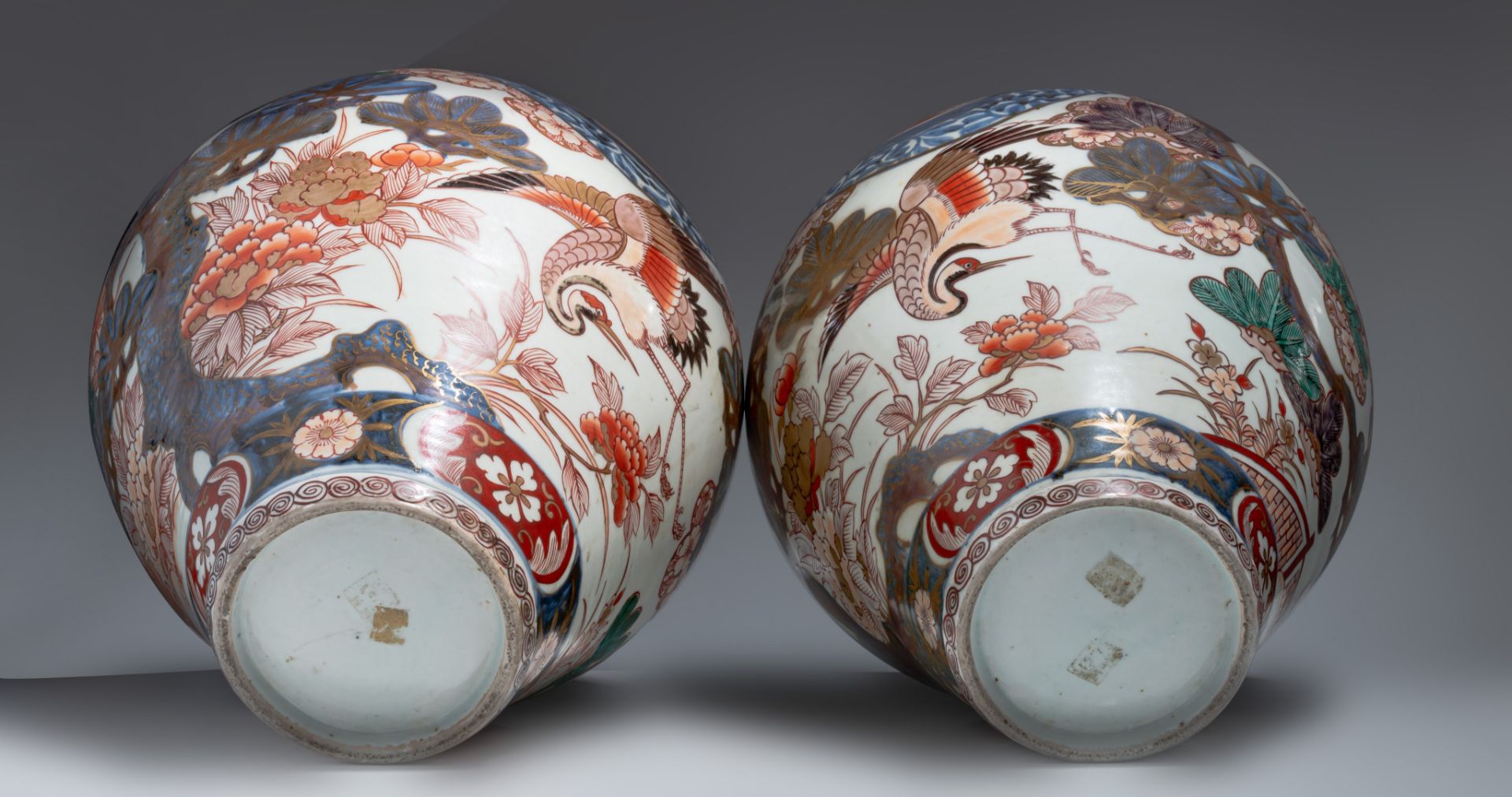 A similar pair of large Japanse Imari 'Crane' vases and covers, Edo period, late 18thC, H 64,5 cm - Image 7 of 9