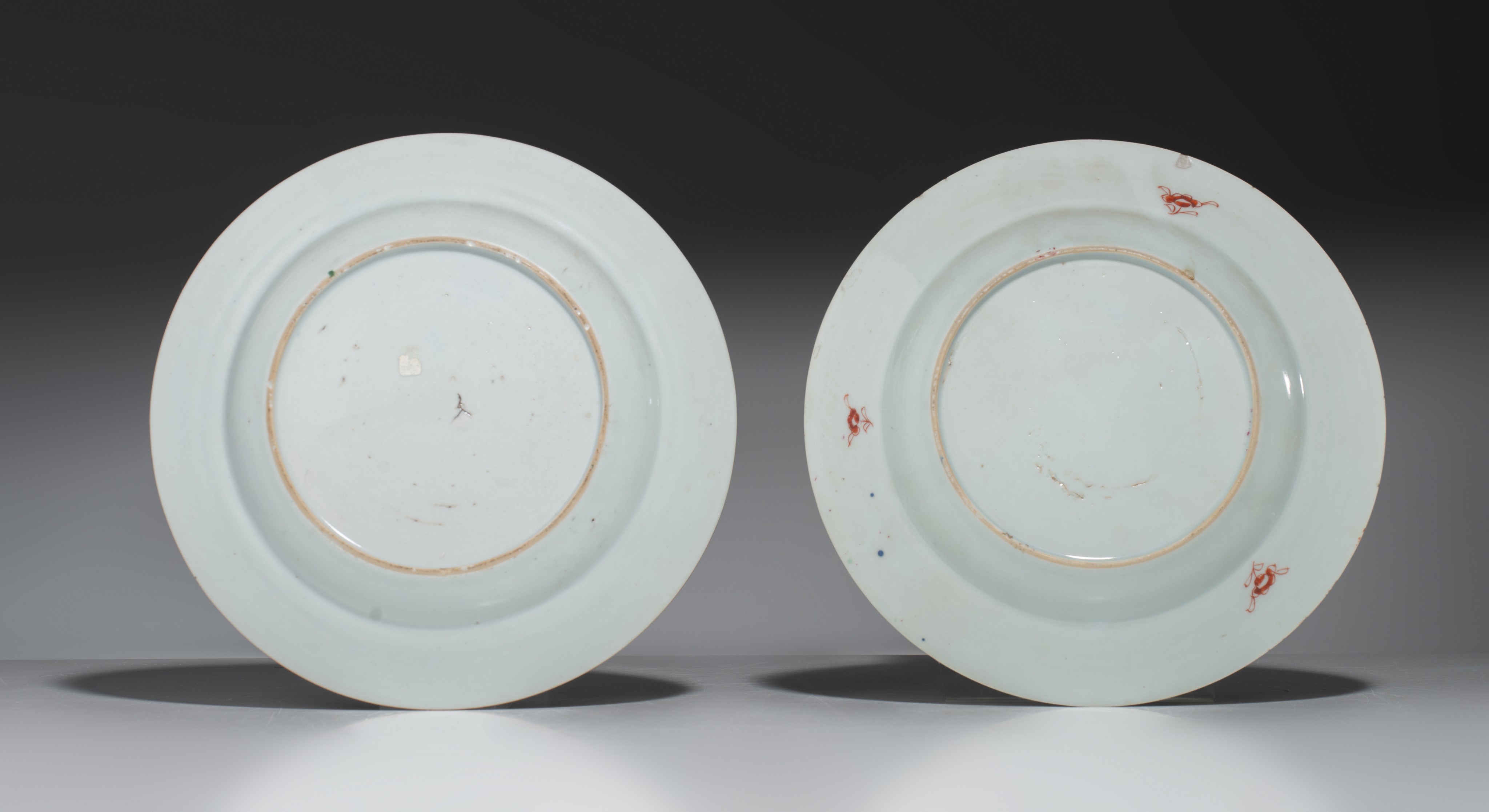 Four Chinese famille rose floral decorated export porcelain dishes, Yongzheng/Qianlong period, ø 22, - Image 3 of 5