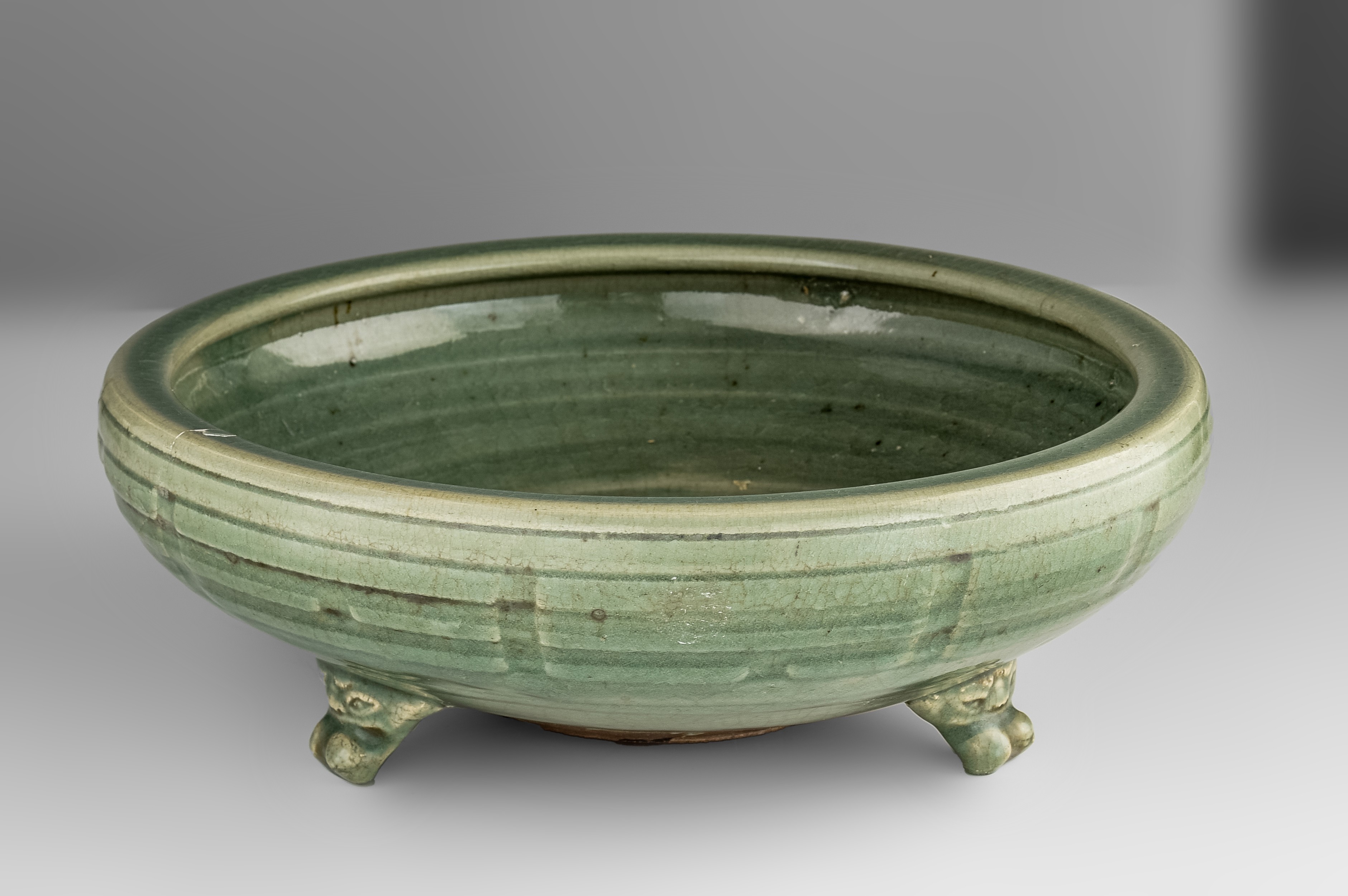 A Chinese longquan celadon tripod censer, late Yuan dynasty, ø 34 - H 11,5 cm - Image 3 of 20