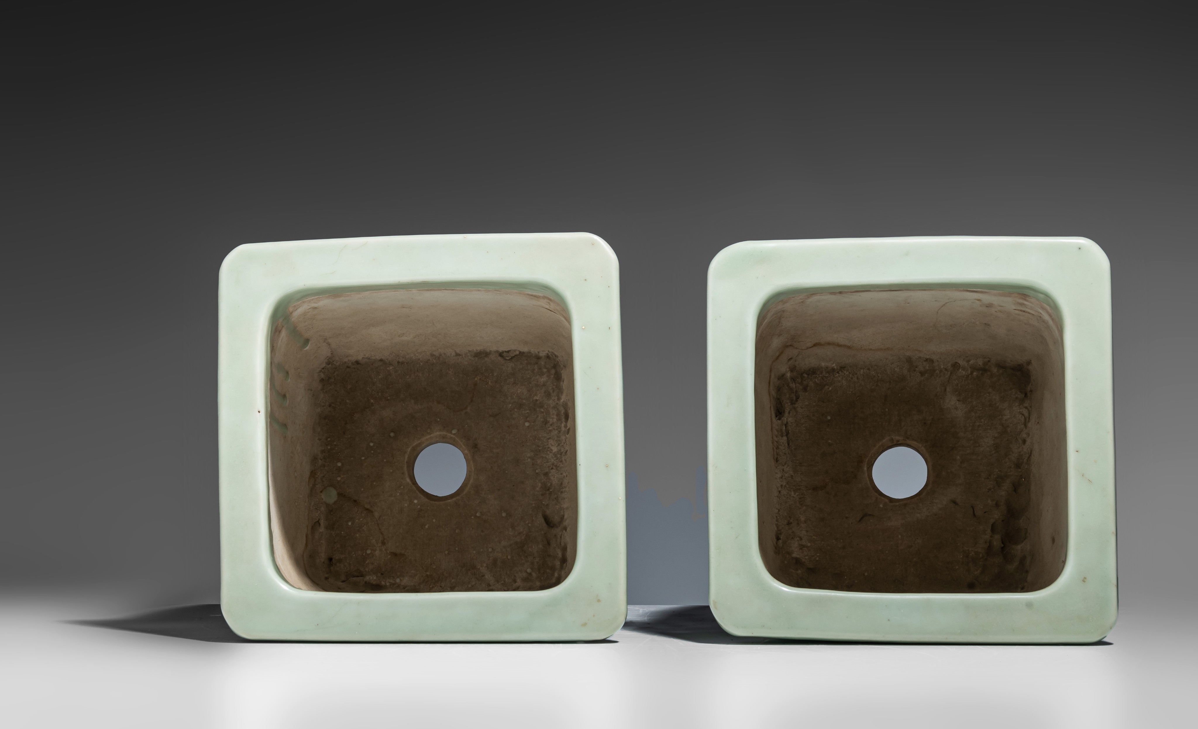 Two Japanese celadon ground planters, late Meiji/ early Taisho period, 17,5 x 17,5 cm - H 15,5 cm - Image 7 of 8