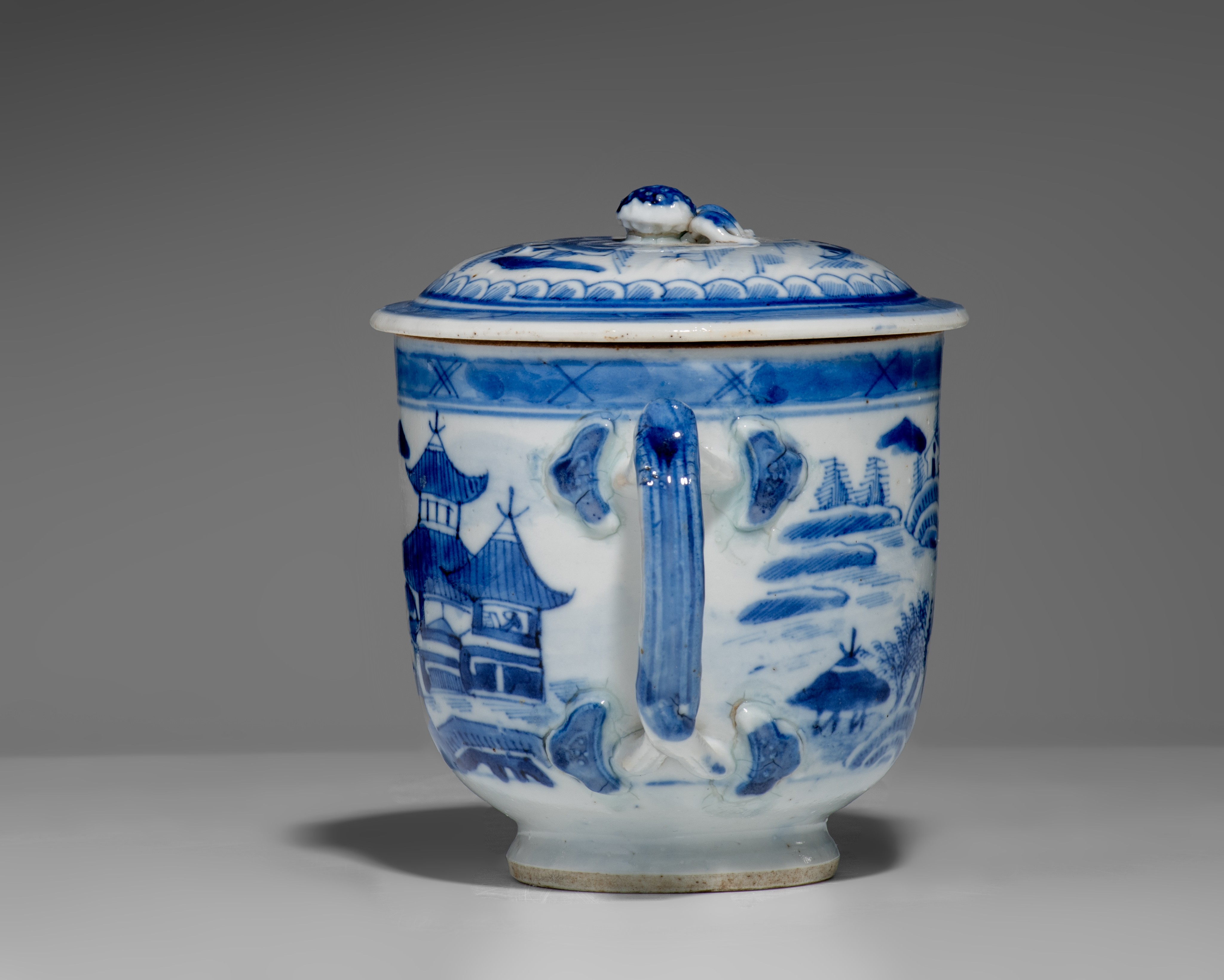 A collection of Chinese blue and white porcelain ware, Qianlong period, largest ø 38 cm - Image 6 of 10