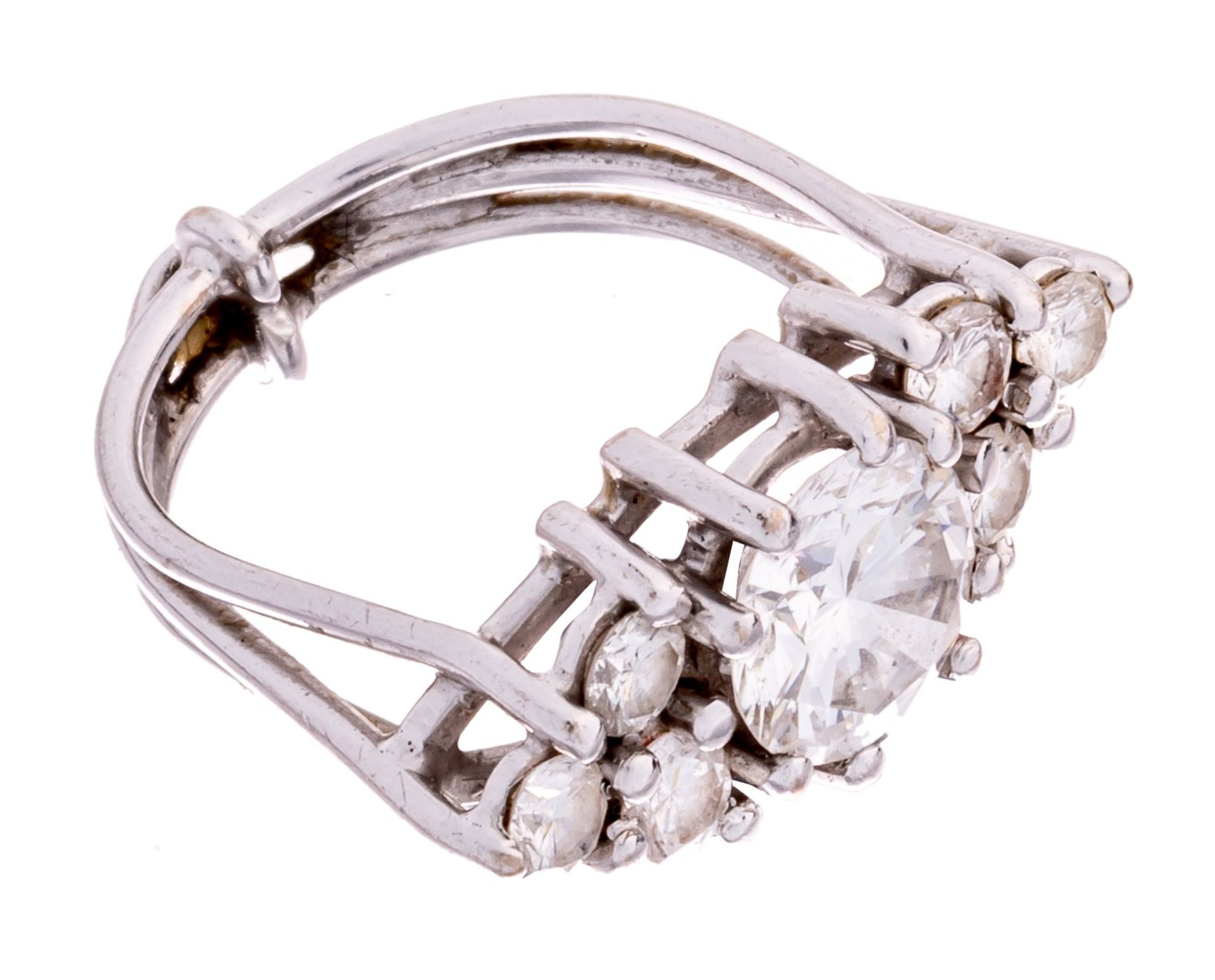 An impressive 18ct white gold ring, set with brilliant-cut diamonds, 8 g - Image 4 of 5