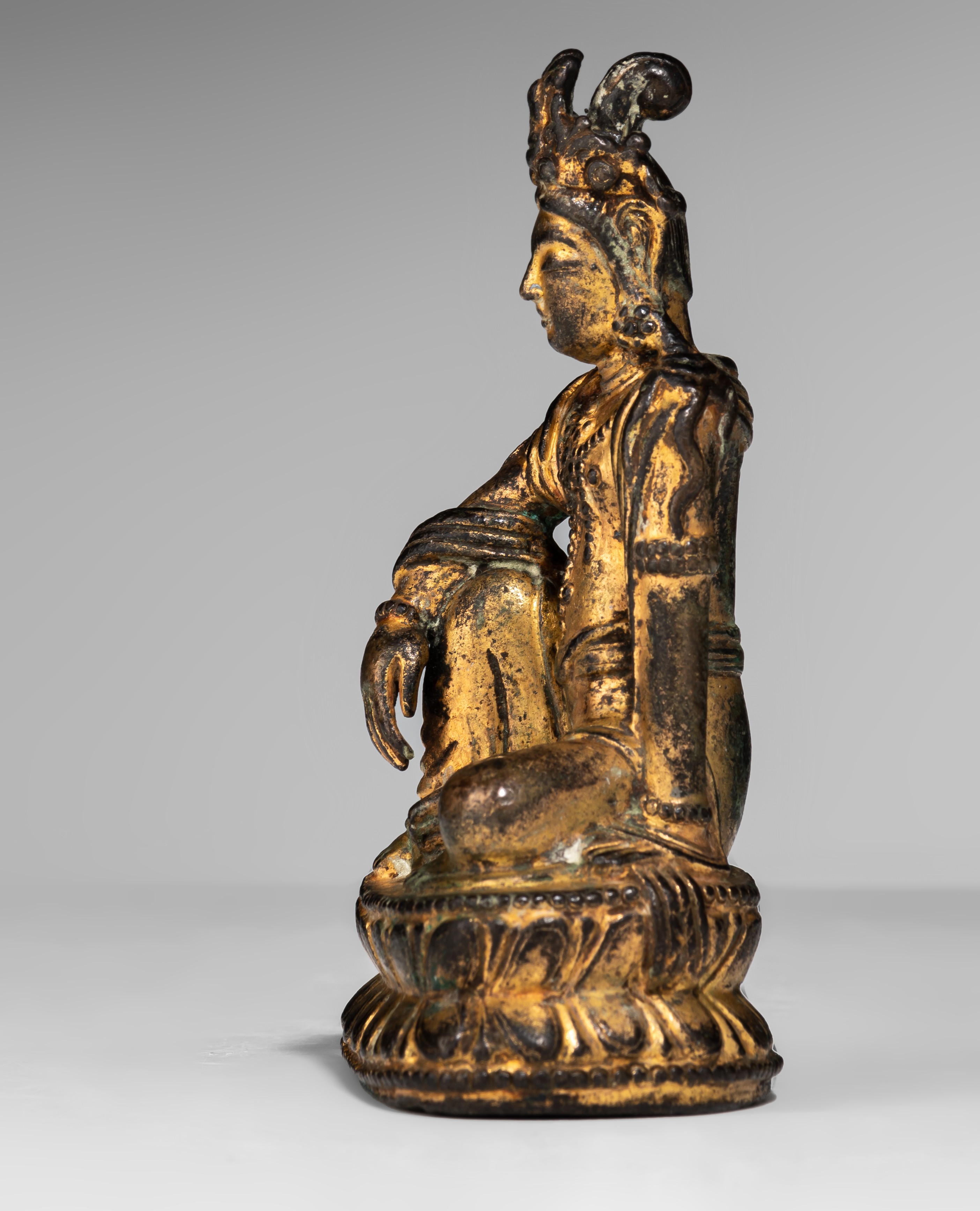 A Chinese Song style gilt-lacquered bronze figure of Bodhisattva Avalokiteshvara in Water Moon Form - Image 5 of 11