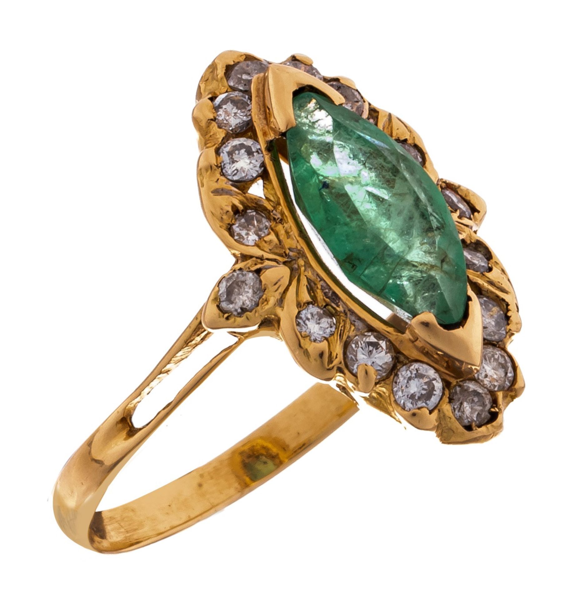 A ring in 18ct yellow gold, set with a marquise cut emerald and 16 brilliant cut diamonds, 5,5 g