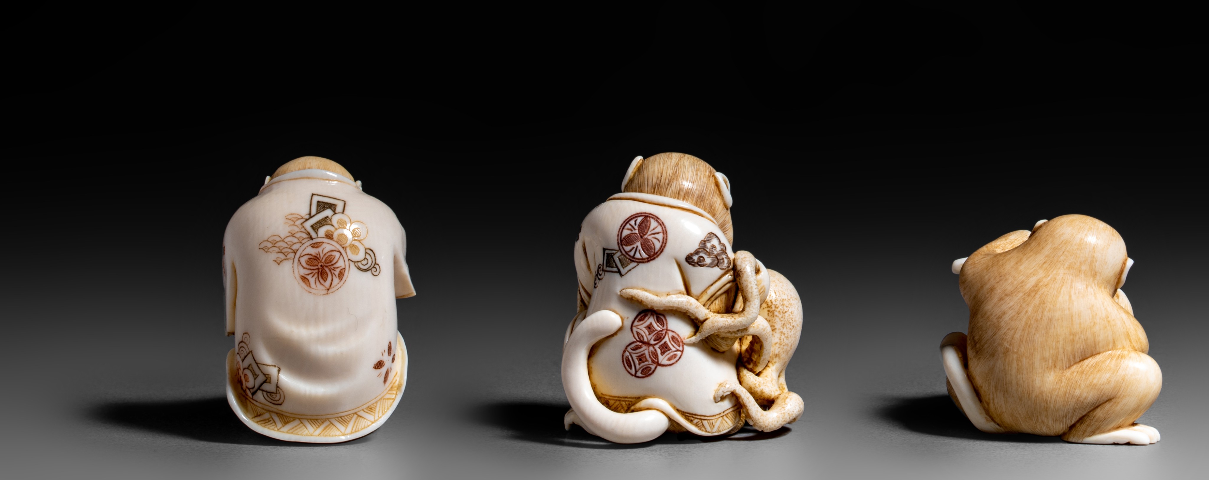 Two ivory netsukes and one okimono, 18g - 16g - 19g (+) - Image 3 of 5