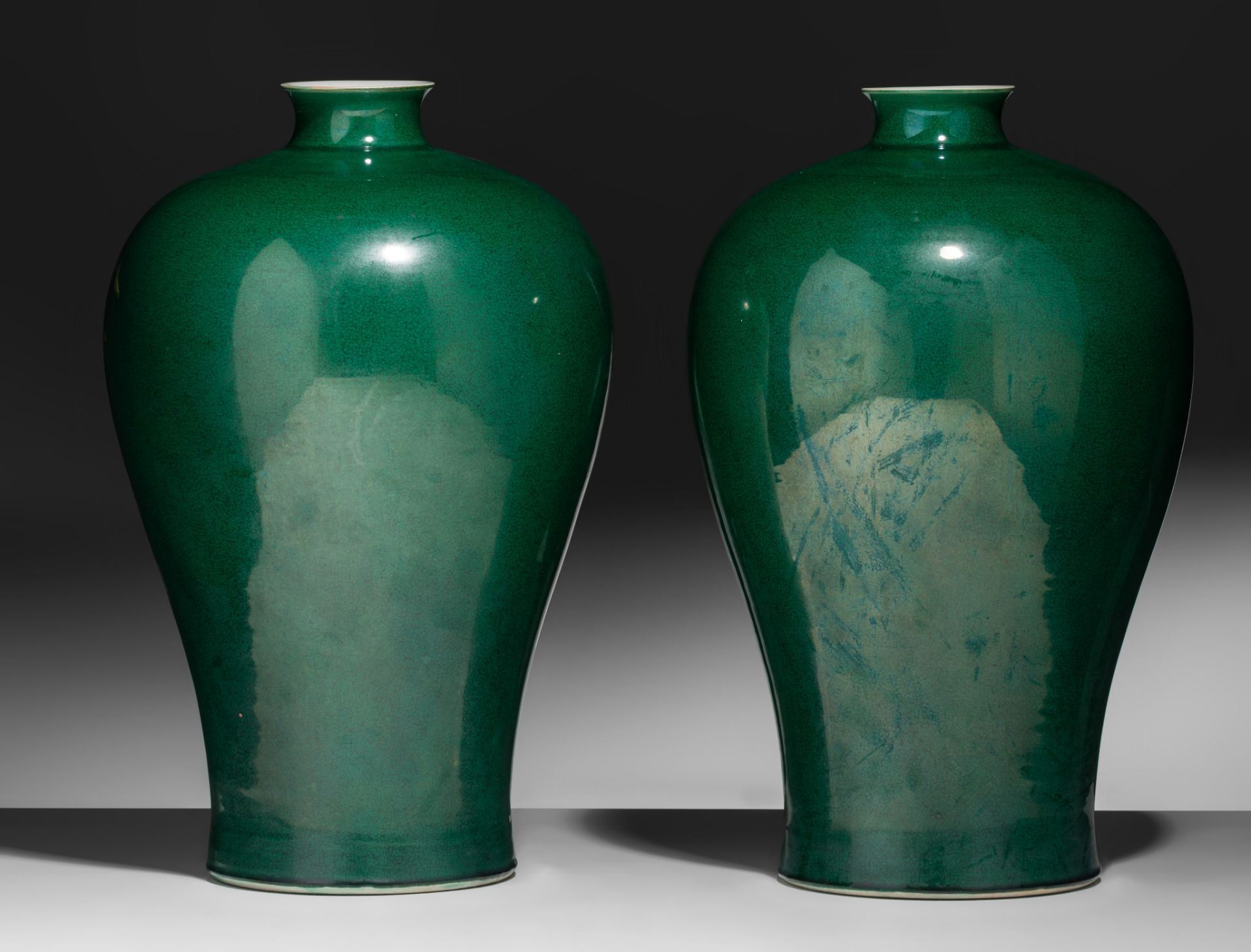 A pair of Chinese monochrome-green glazed meiping vases, with a Yongzheng mark, 20thC, H 38 cm - Bild 5 aus 9