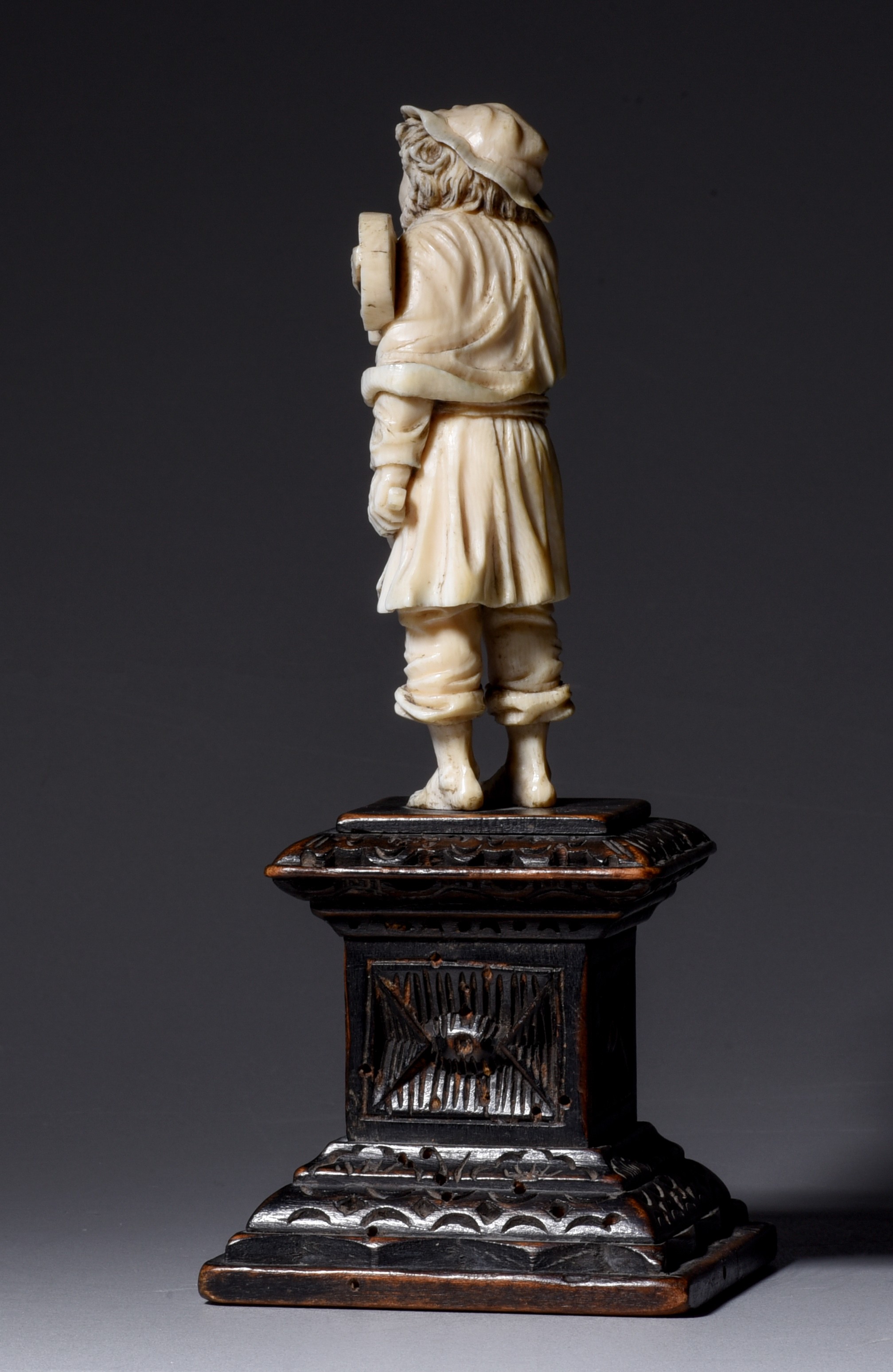 An ivory fiddler, probably Paris, 18th/19th century, H 20,3 cm - 11,9 cm (+) - Image 3 of 5