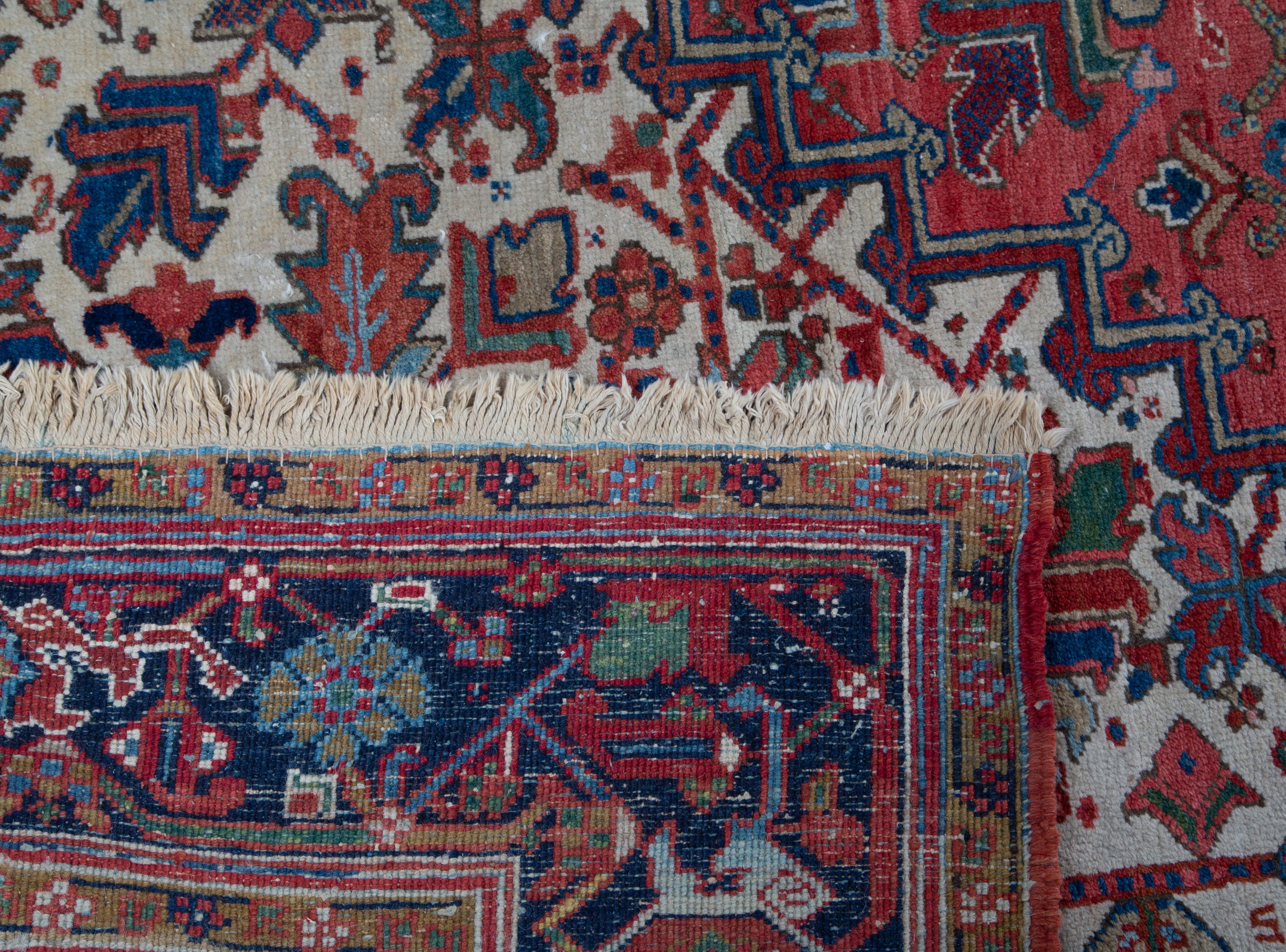 An Oriental woollen rug decorated with geometrical motifs, 280 x 388,5 cm - Image 3 of 6