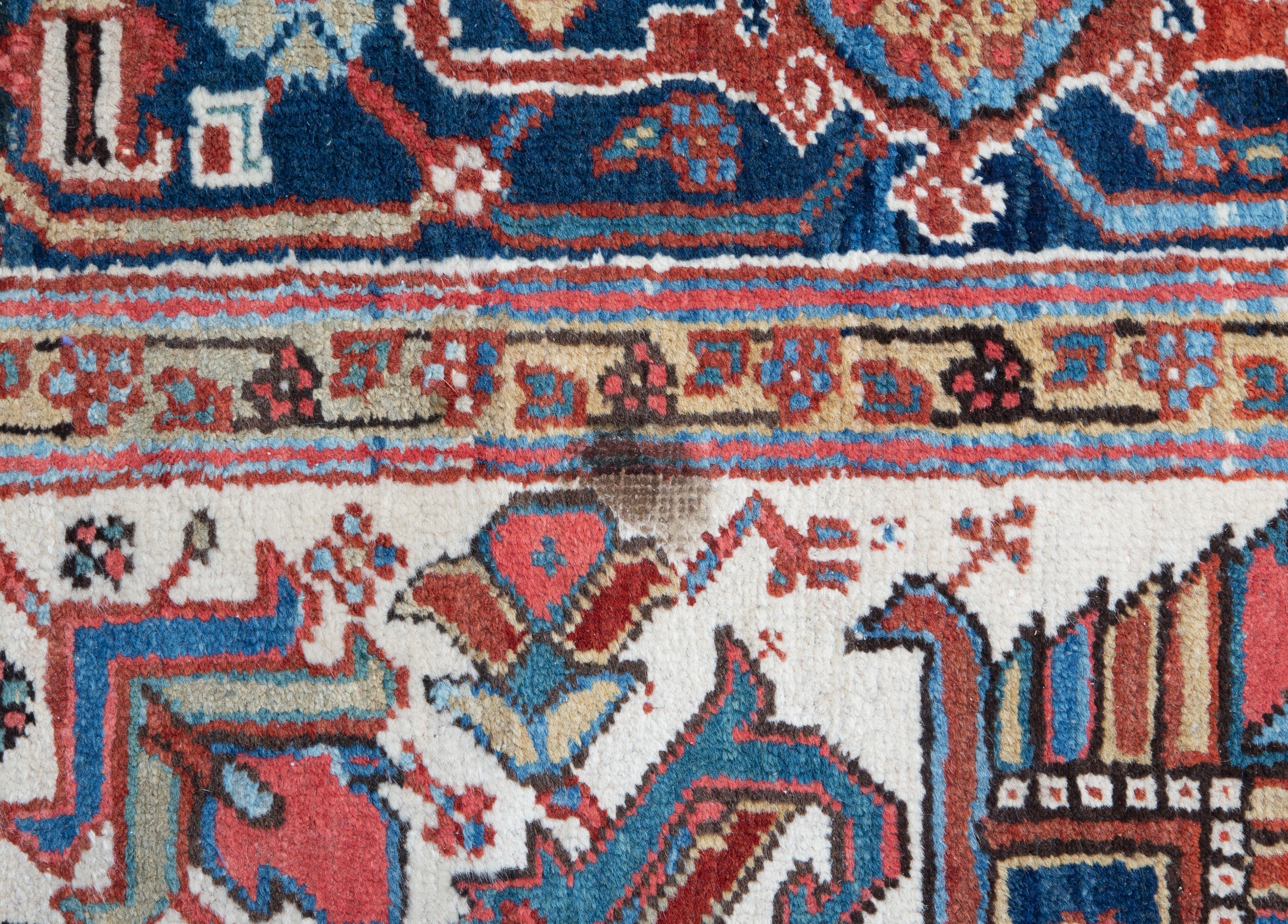 An Oriental woollen rug decorated with geometrical motifs, 280 x 388,5 cm - Image 6 of 6