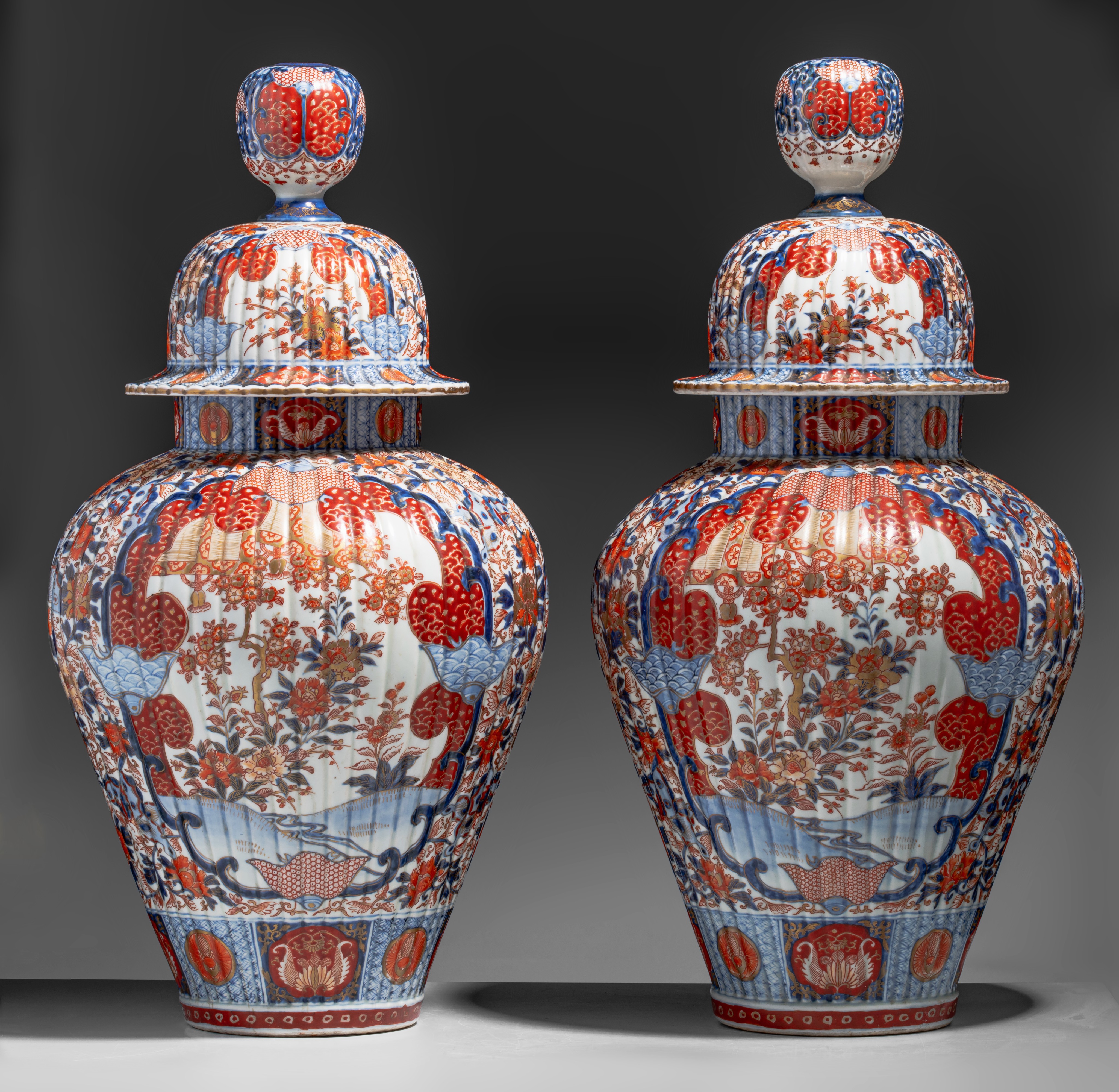 A pair of large Japanese Imari ribbed vases and covers, Edo period, late 18thC, H 69,5 cm - Image 2 of 9