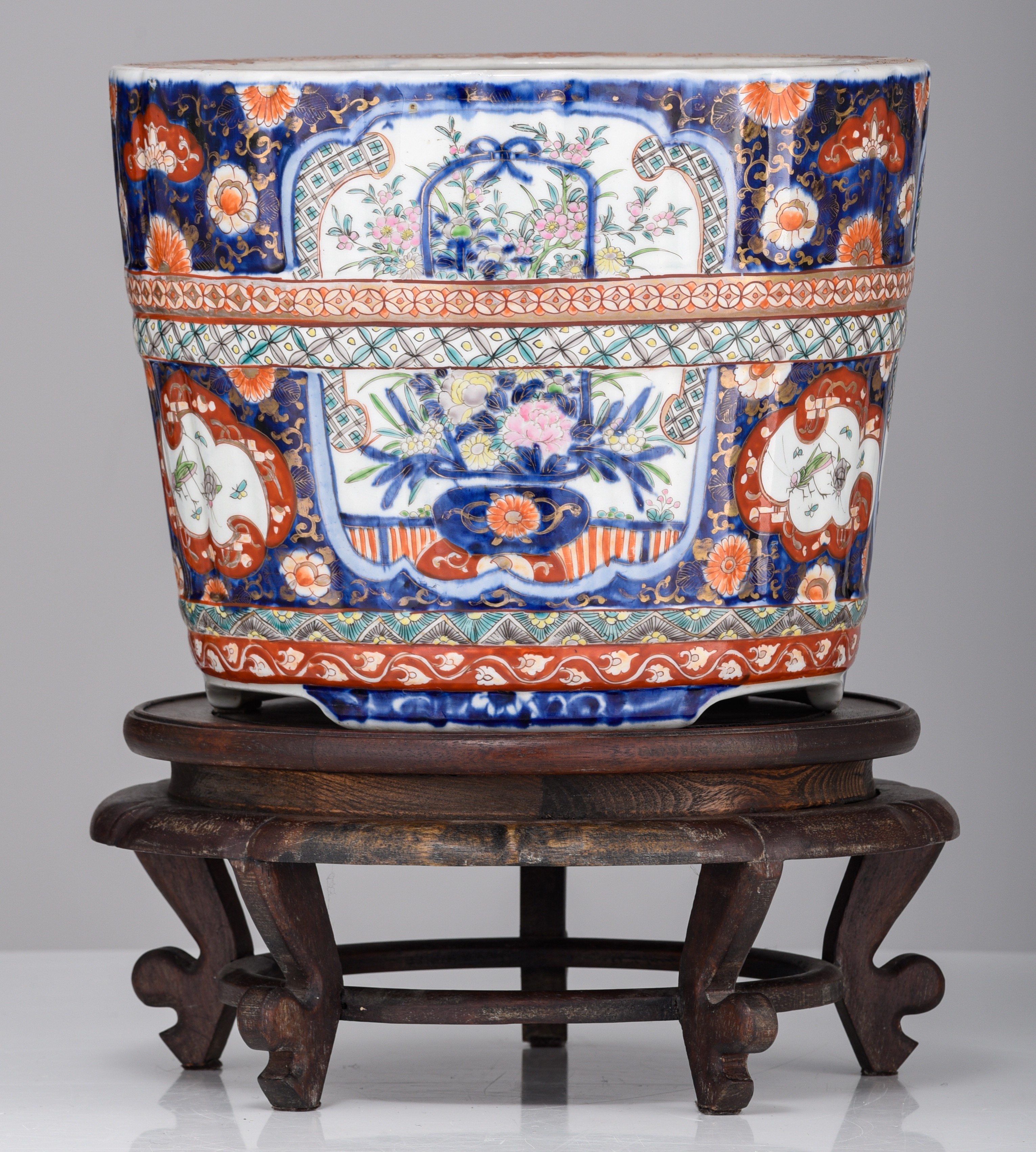 A Japanese Imari jardinière, on a matching wooden stand, H 26,3 - ø 32 cm - Image 2 of 7