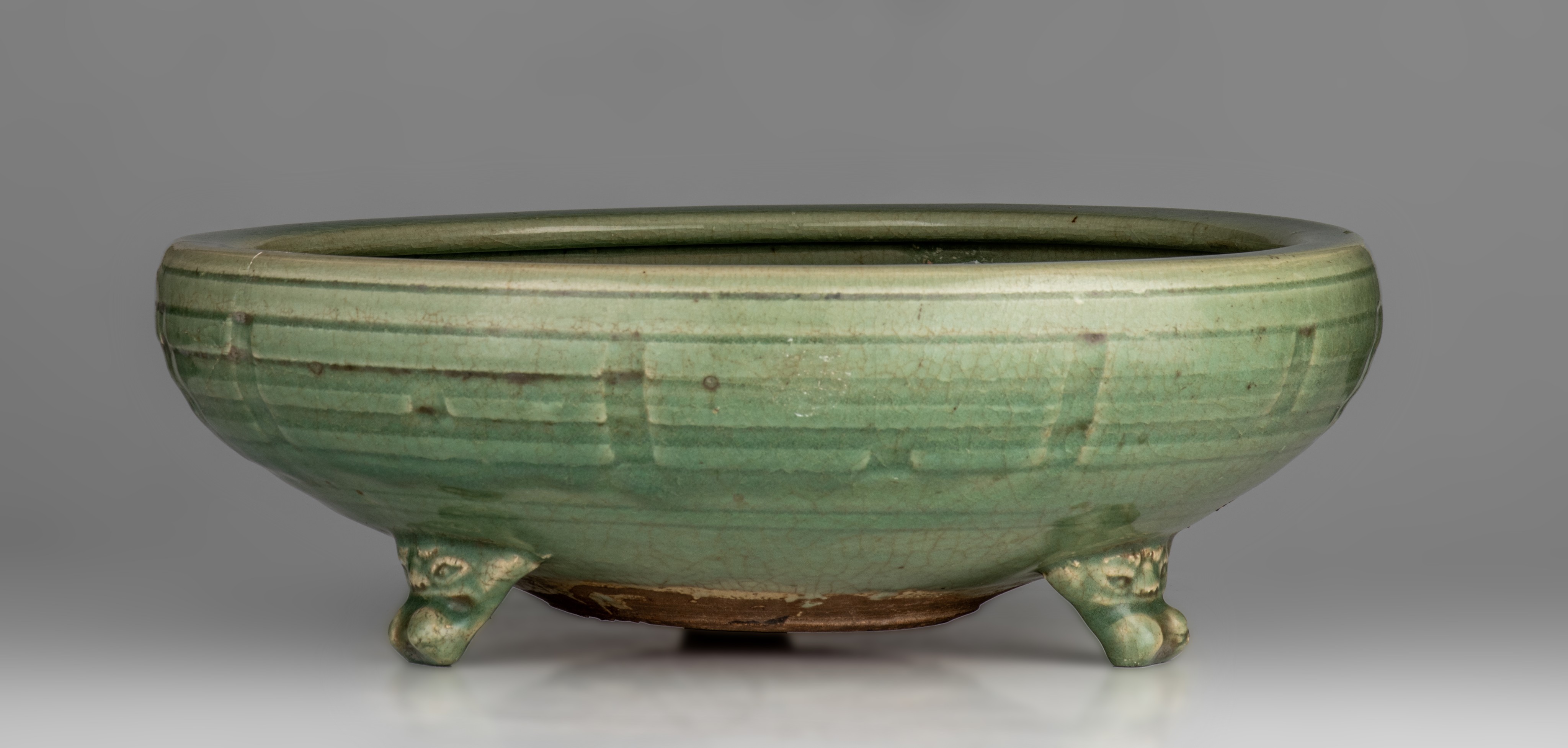 A Chinese longquan celadon tripod censer, late Yuan dynasty, ø 34 - H 11,5 cm - Image 18 of 20