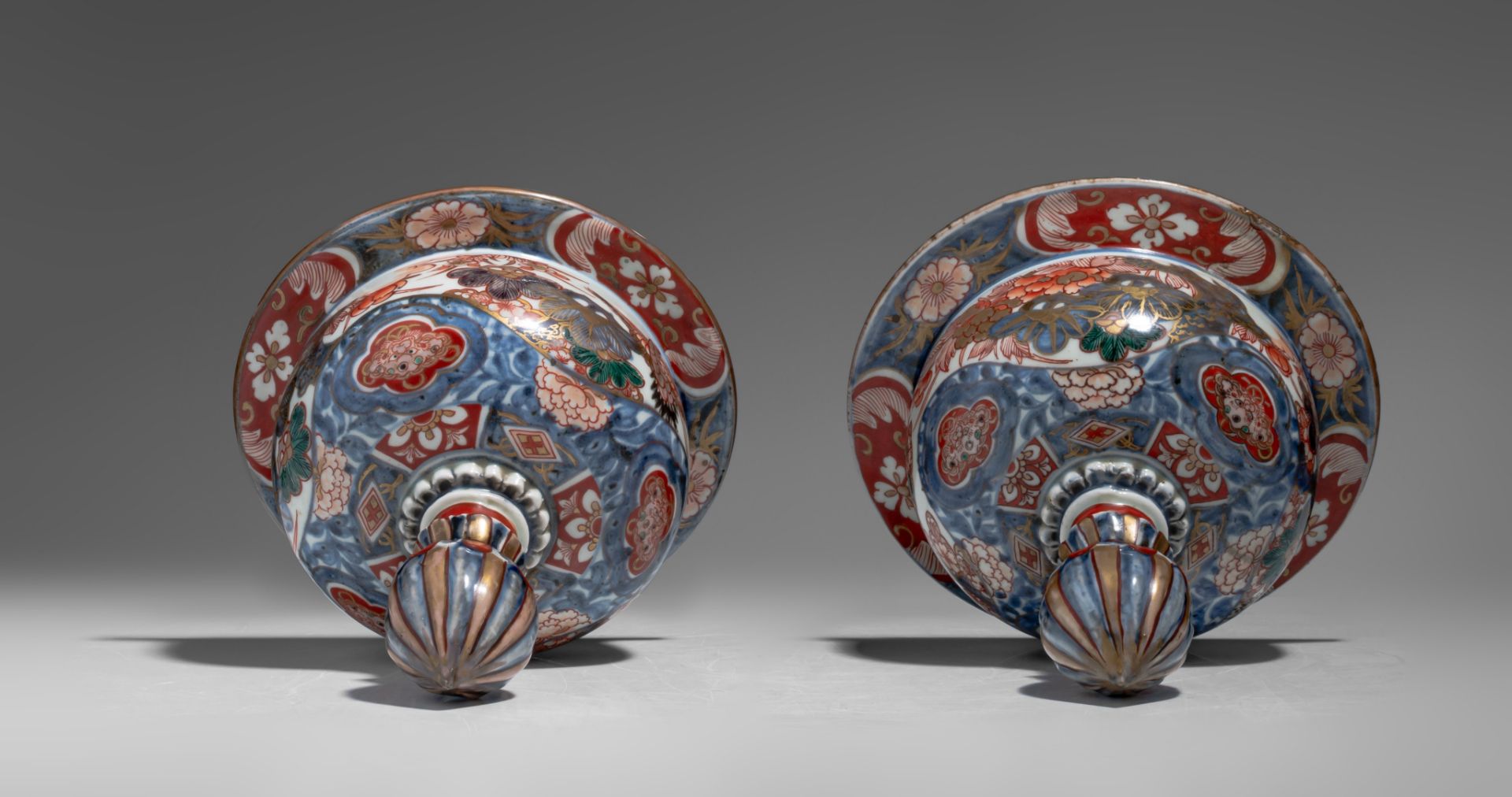 A similar pair of large Japanse Imari 'Crane' vases and covers, Edo period, late 18thC, H 64,5 cm - Image 9 of 9