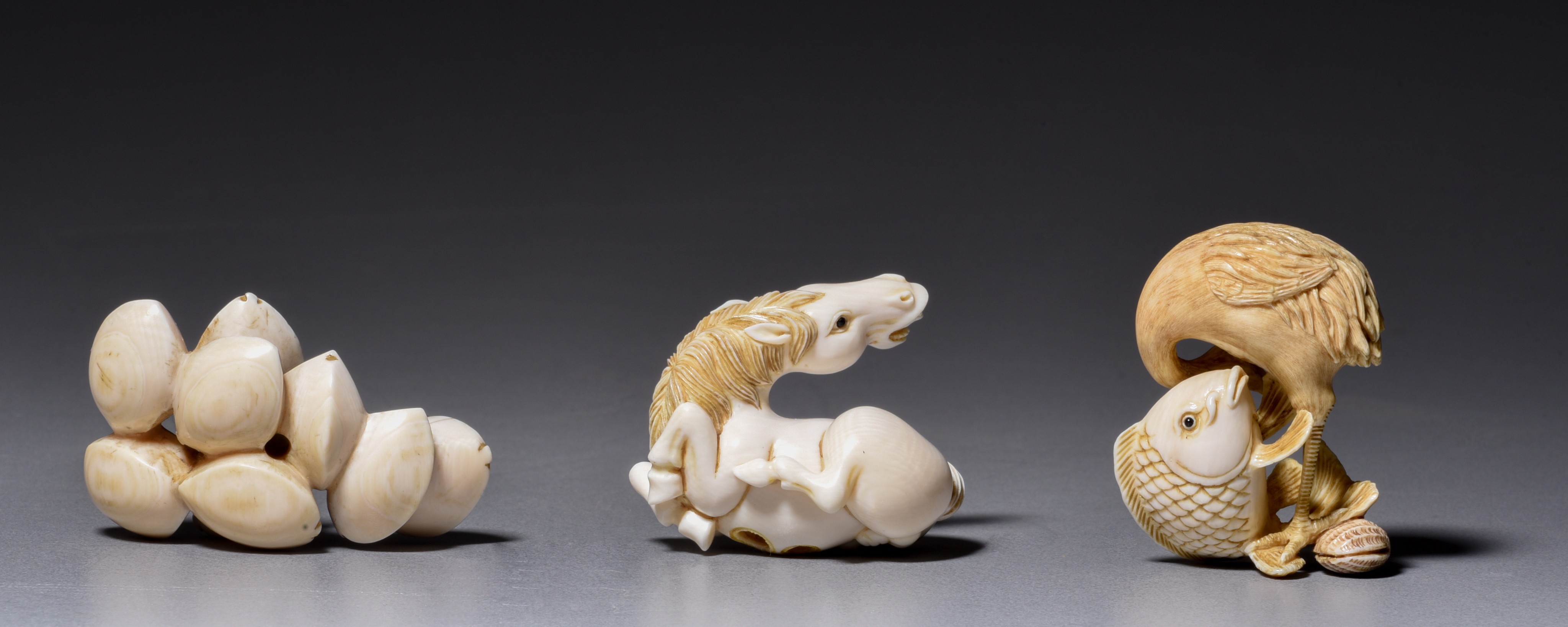 Two ivory netsuke, W 4,2 - 5,2 cm, 19 - 21 g.; one ditto okimono H 4,5 cm - 16 g (+) - Image 3 of 6