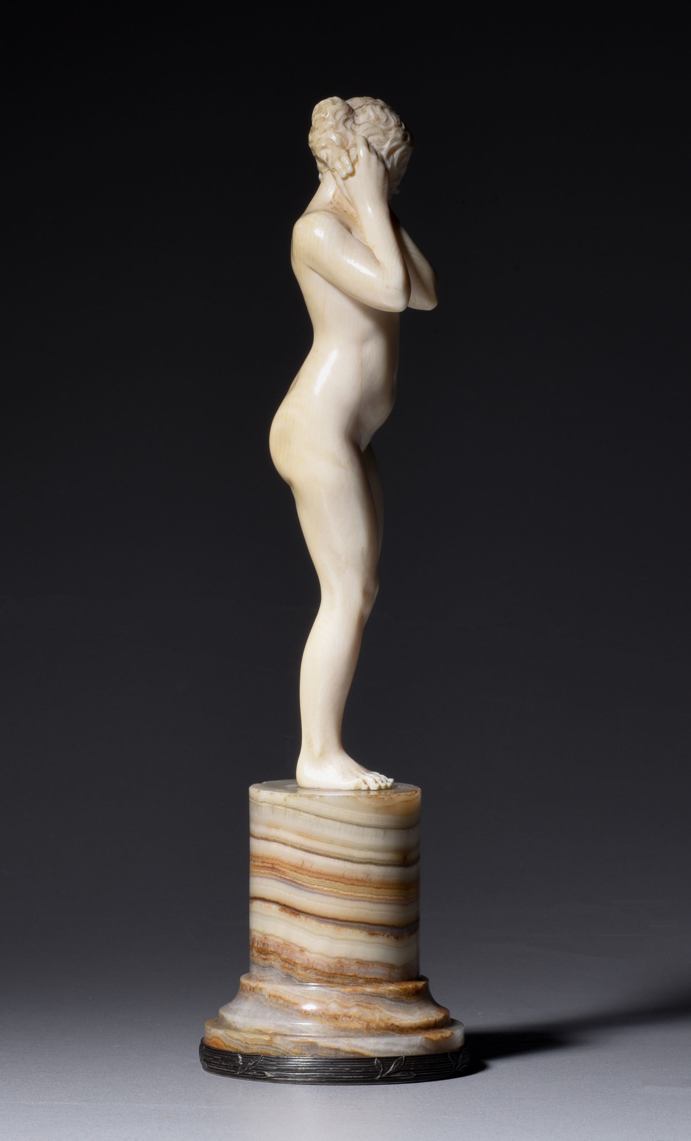 An Art Deco ivory female nude mounted on an onyx base, signed J. Bertrand, H 16,2 cm - 117g (+) - Image 4 of 4